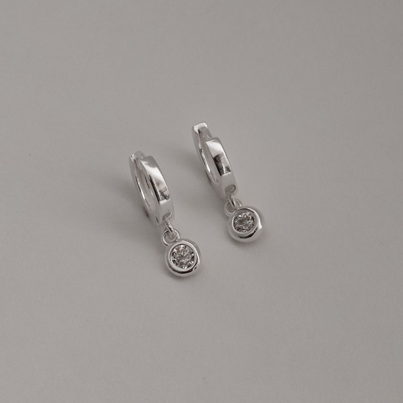 Argola click 10mm pingente zircônia 4mm cristal