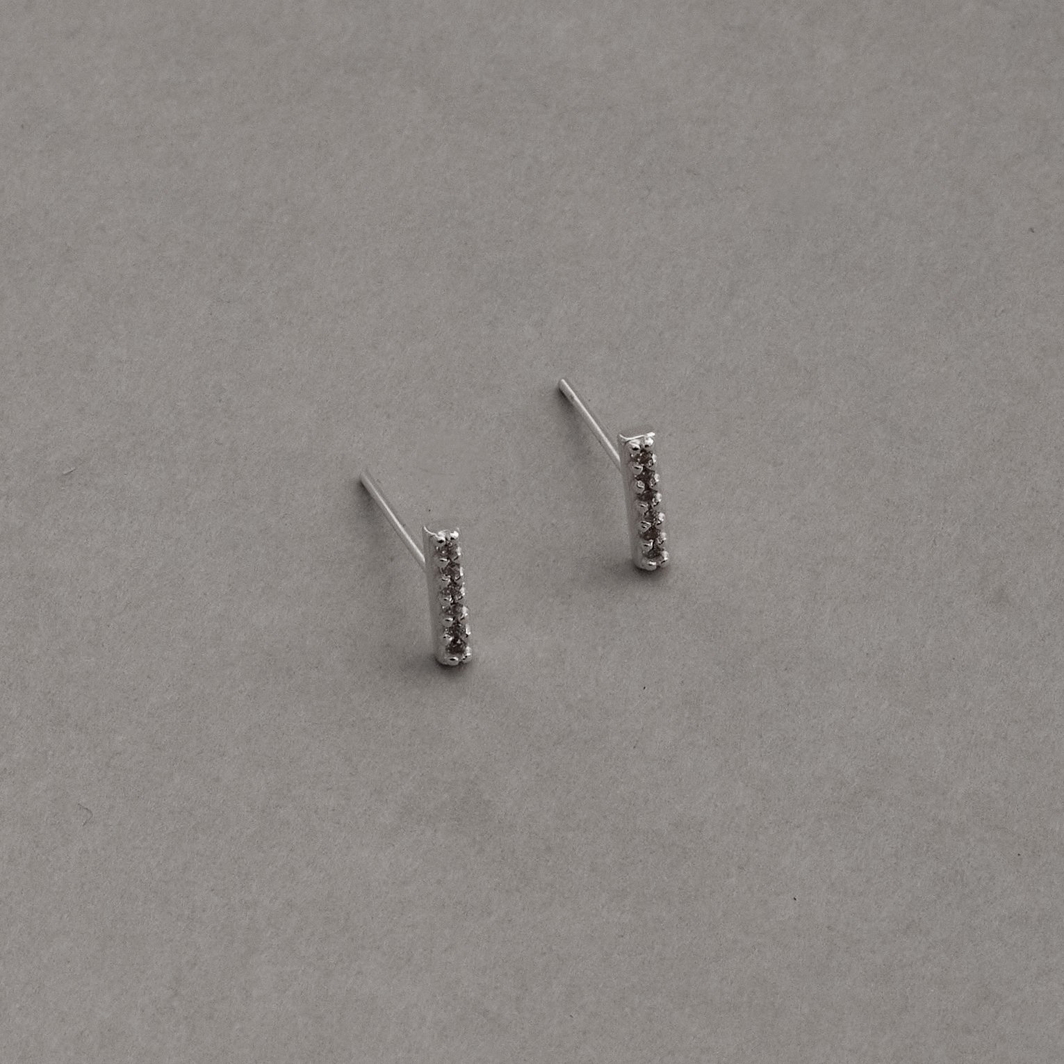 Brinco palito cravejado 8mm