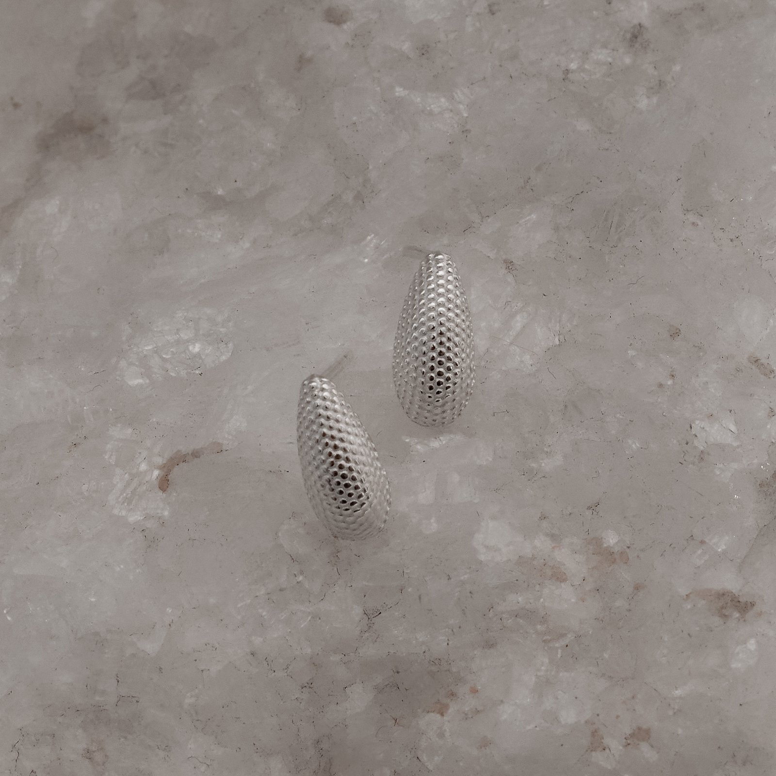 Brinco gota alongada trabalhada 11mm