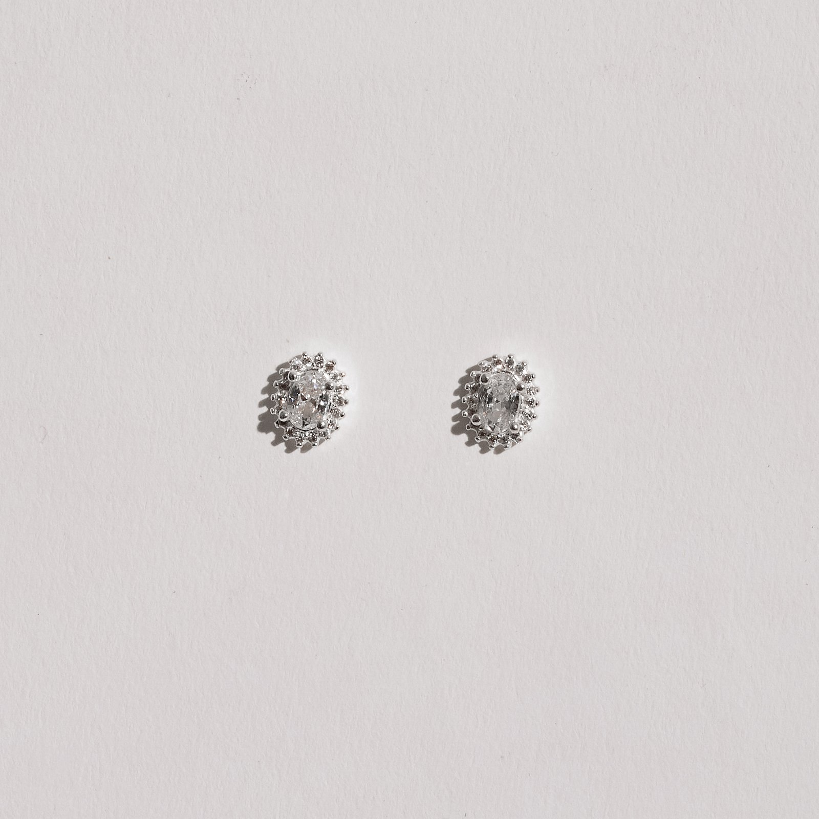 Brinco zircônia oval com cravejado cristal 10mm