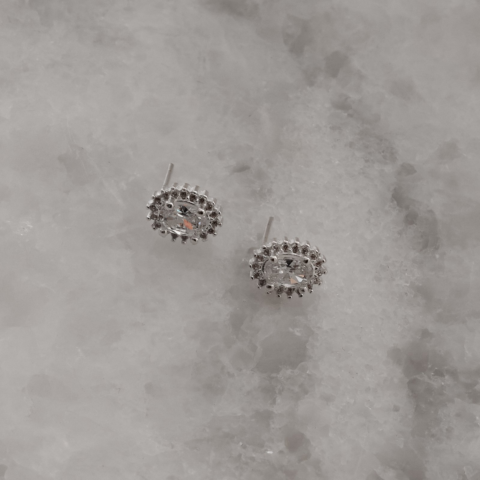 Brinco zircônia oval com cravejado cristal 10mm