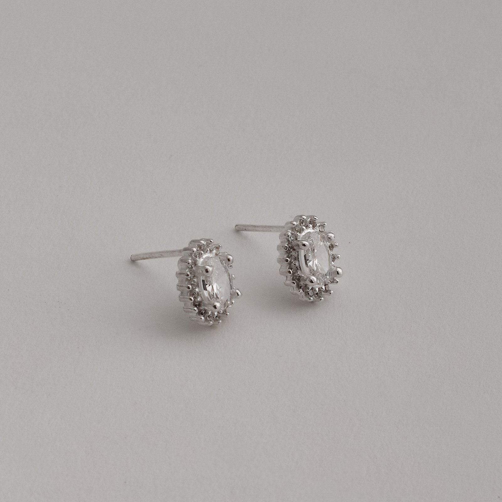 Brinco zircônia oval com cravejado cristal 10mm
