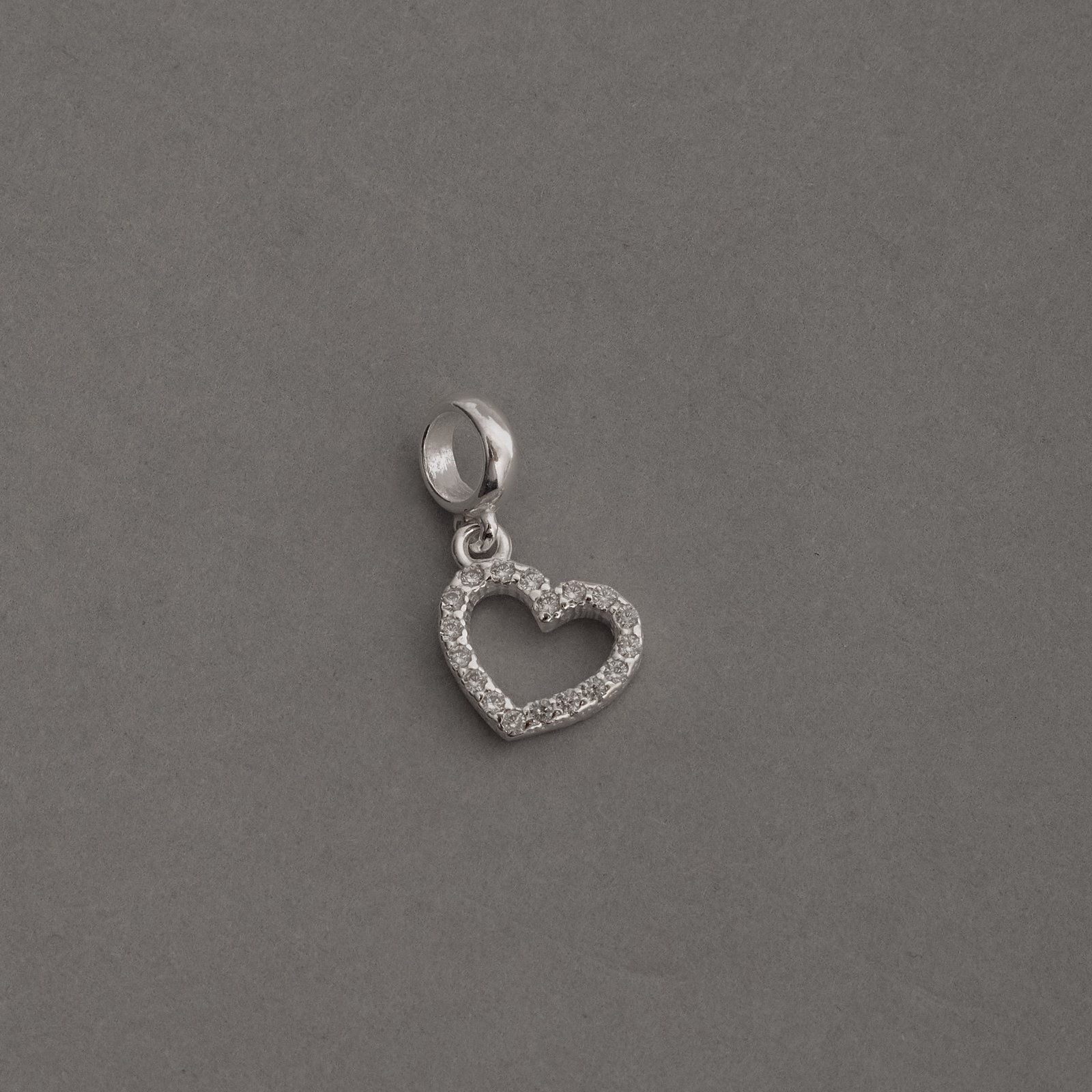 Berloque pingente coração de lado vazado cravejado 11mm
