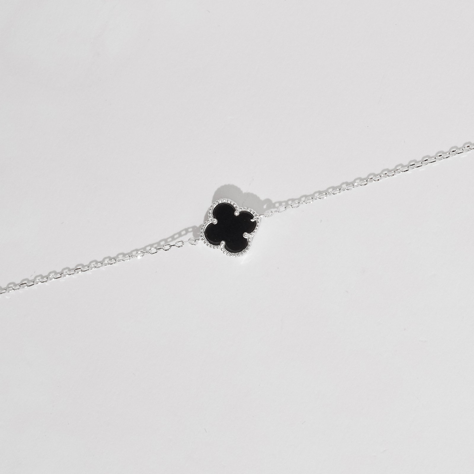 Pulseira entremeio trevo ônix 10mm com bolinhas
