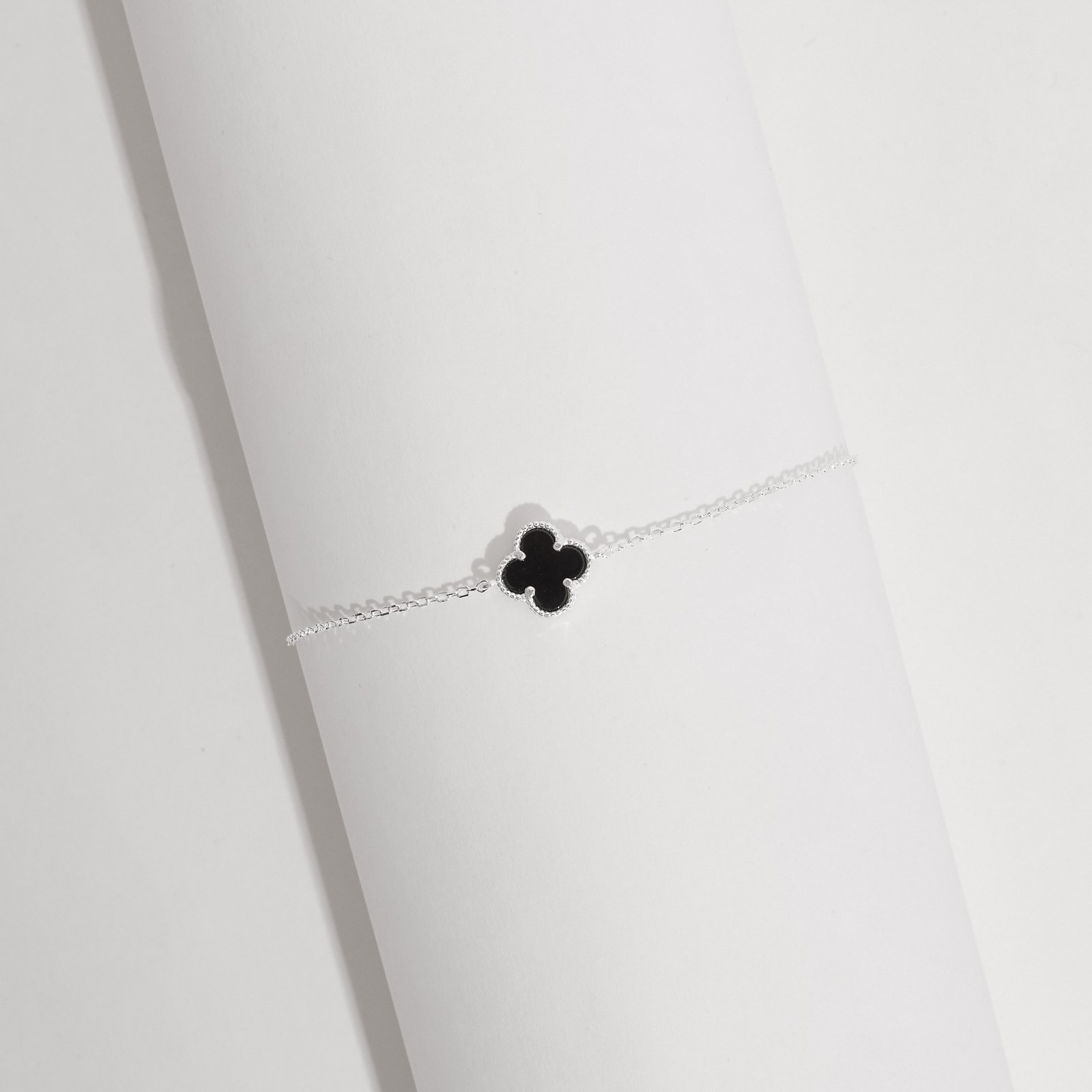 Pulseira entremeio trevo ônix 10mm com bolinhas