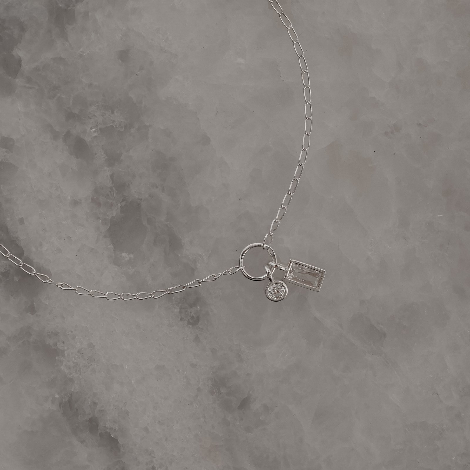 Pulseira entremeio círculo pingentes zircônias redonda e retangular