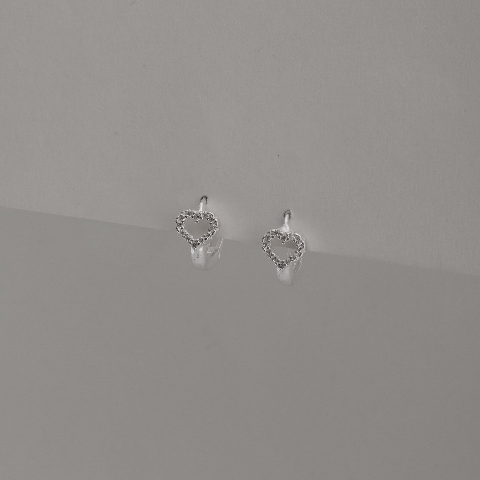 Argola click 12mm detalhe coração vazado cravejado