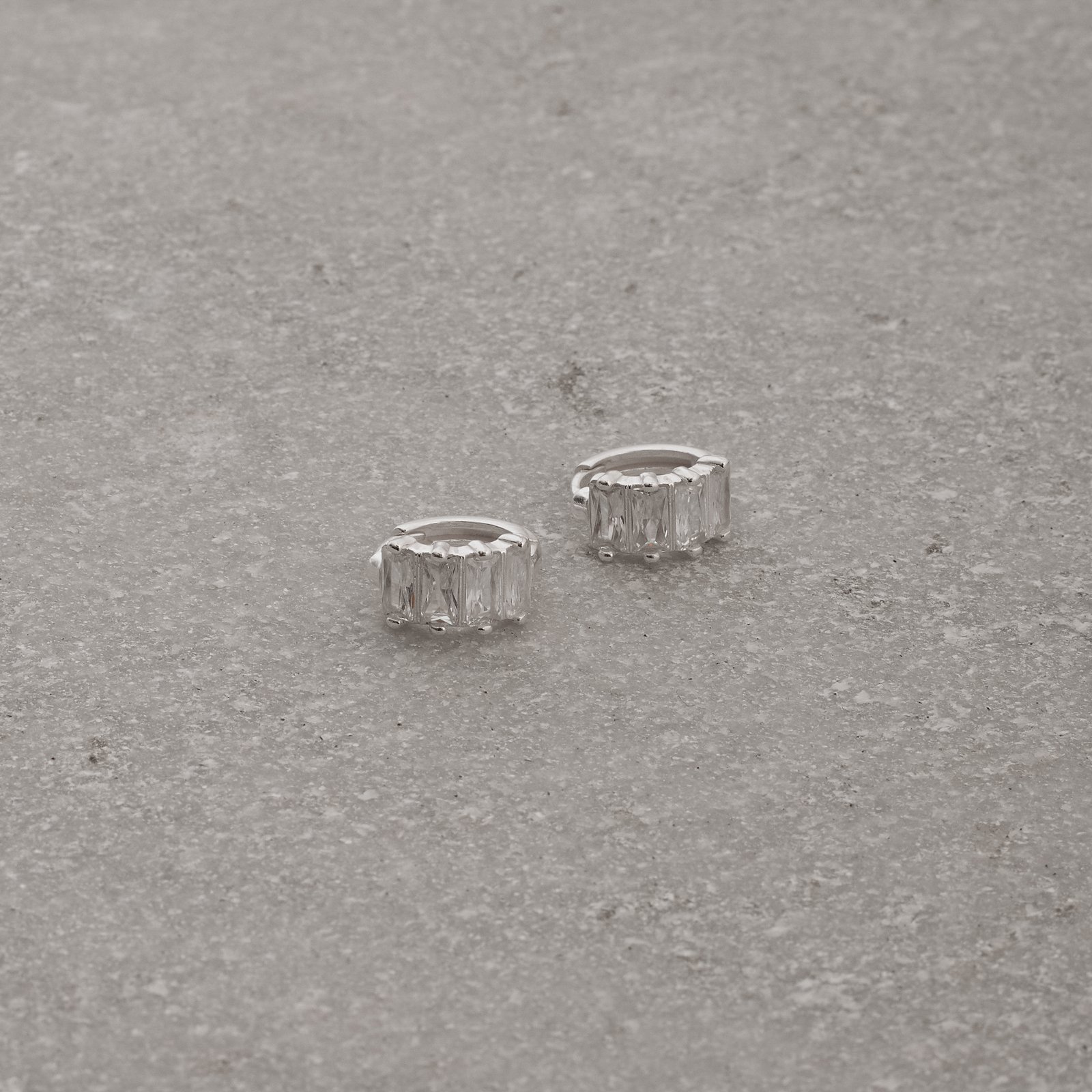 Argola click 10mm 4 zircônias retangulares