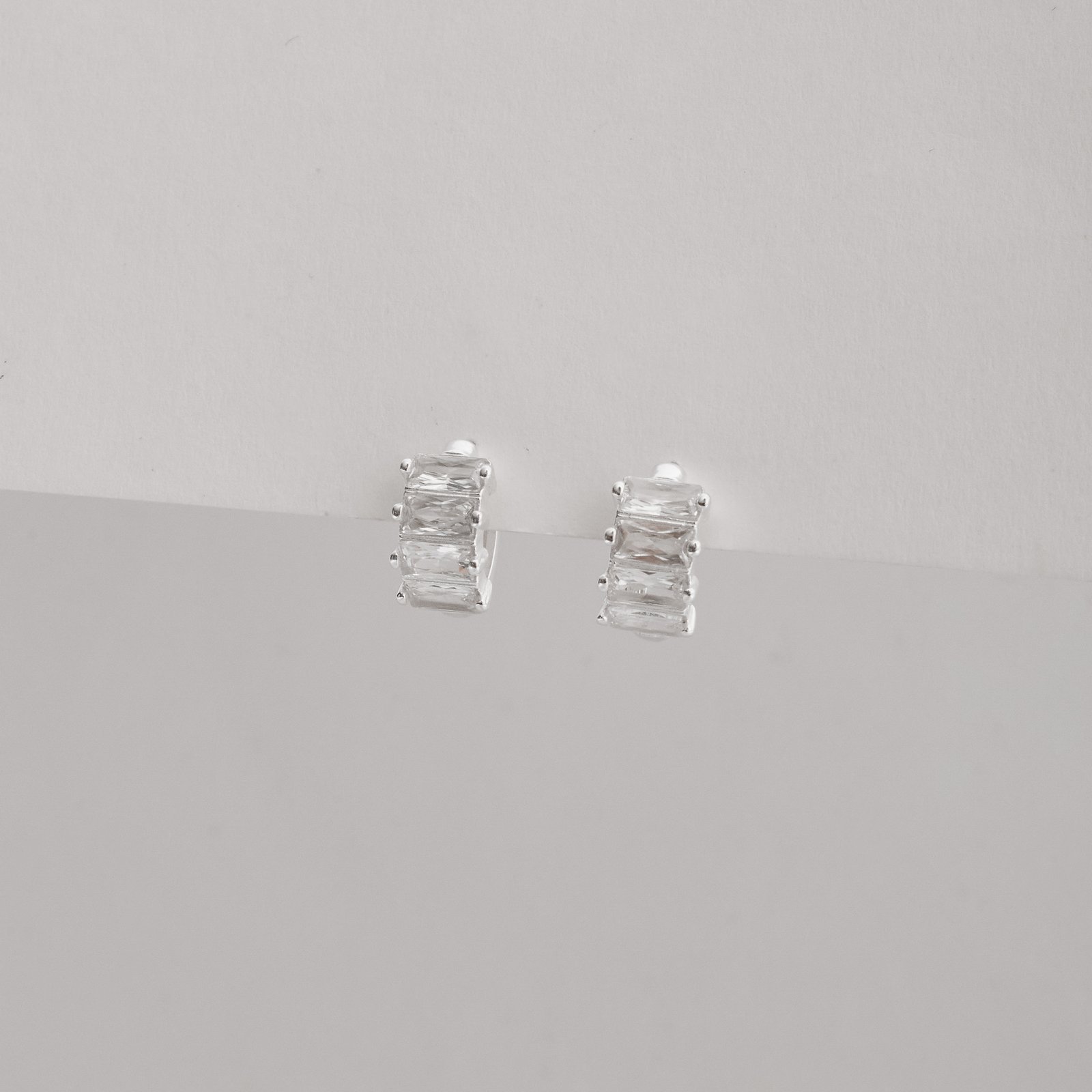 Argola click 10mm 4 zircônias retangulares