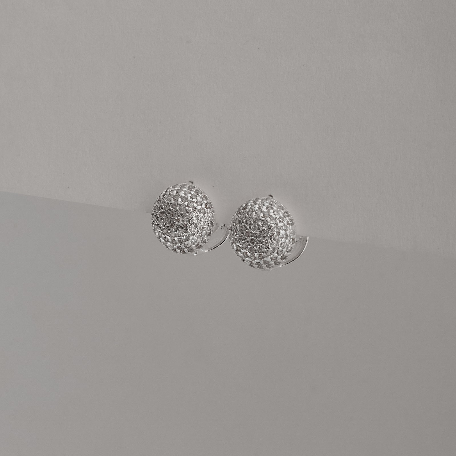 Argola click círculo cravejado 12mm detalhe flor vazada