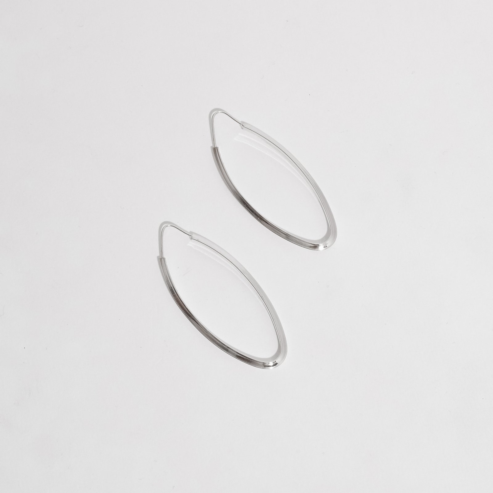 Argola oval 50x21mm fio triângulo