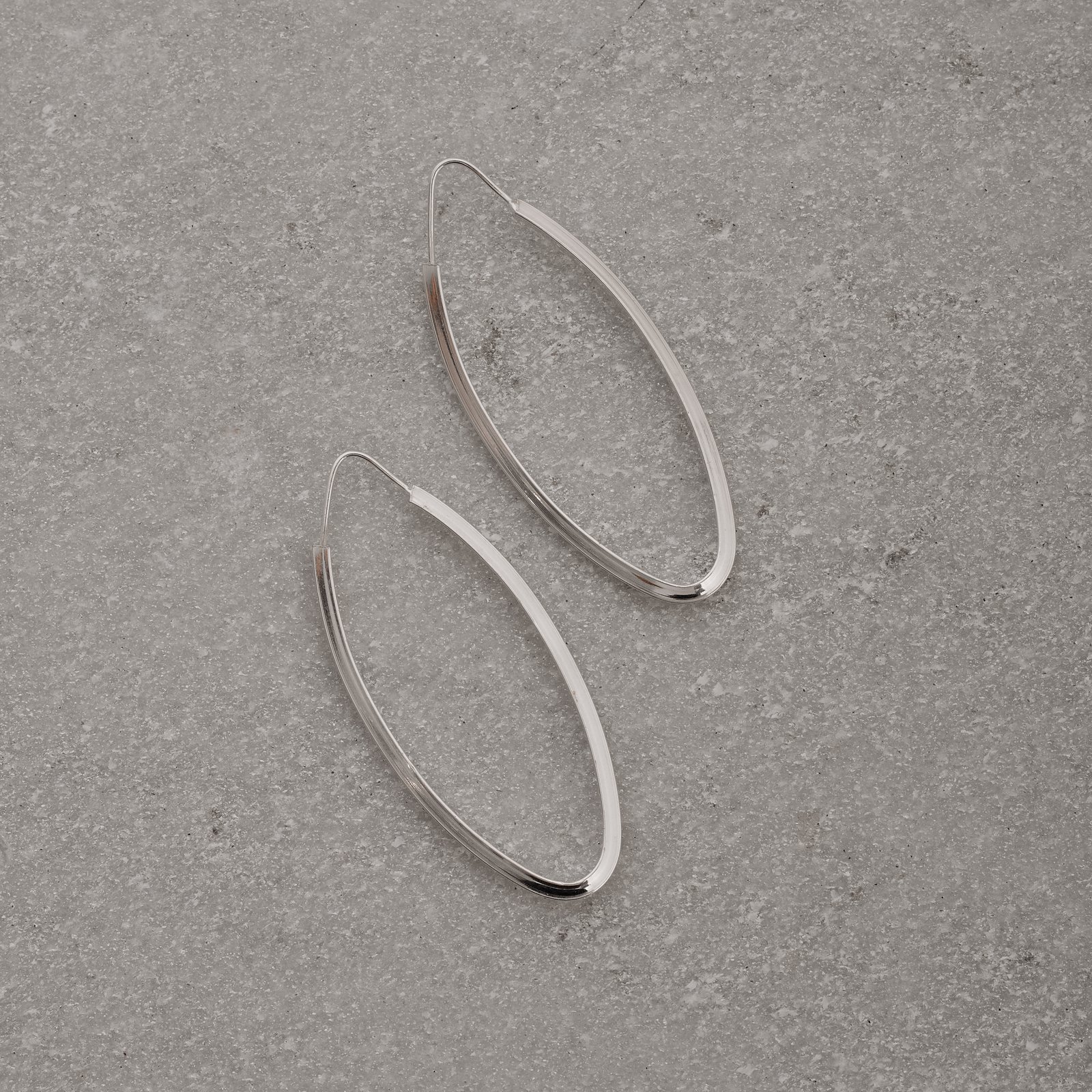Argola oval 50x21mm fio triângulo