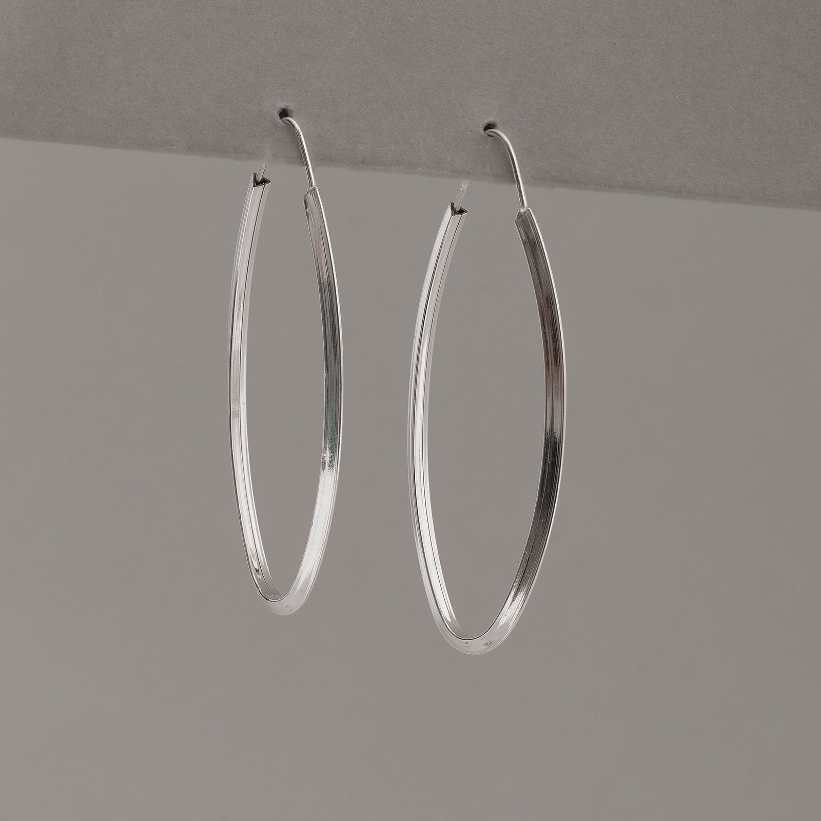 Argola oval 50x21mm fio triângulo