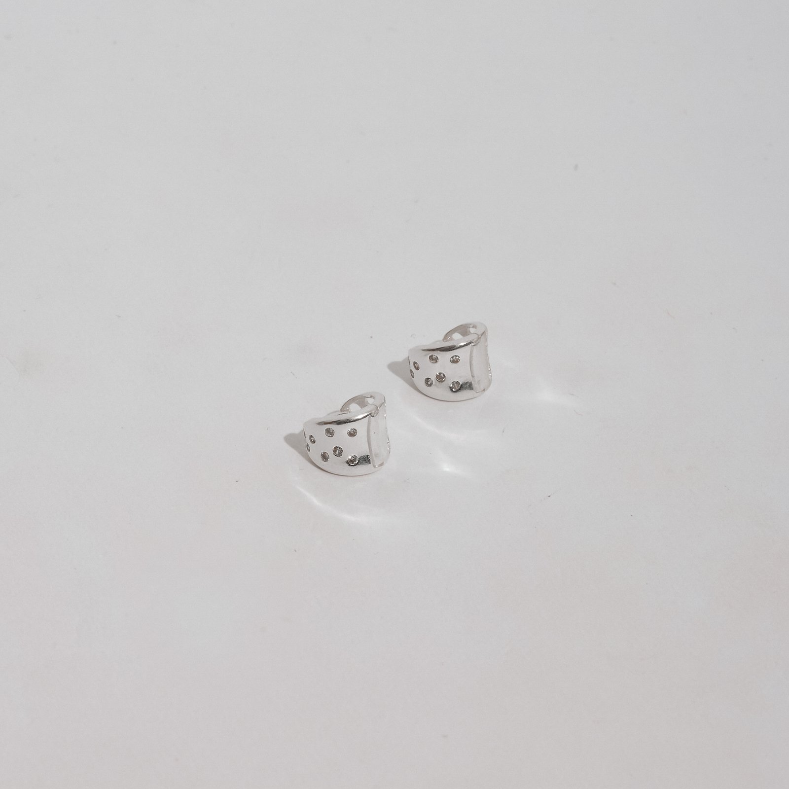 Argola click larga com zircônias 10mm detalhe corações vazados