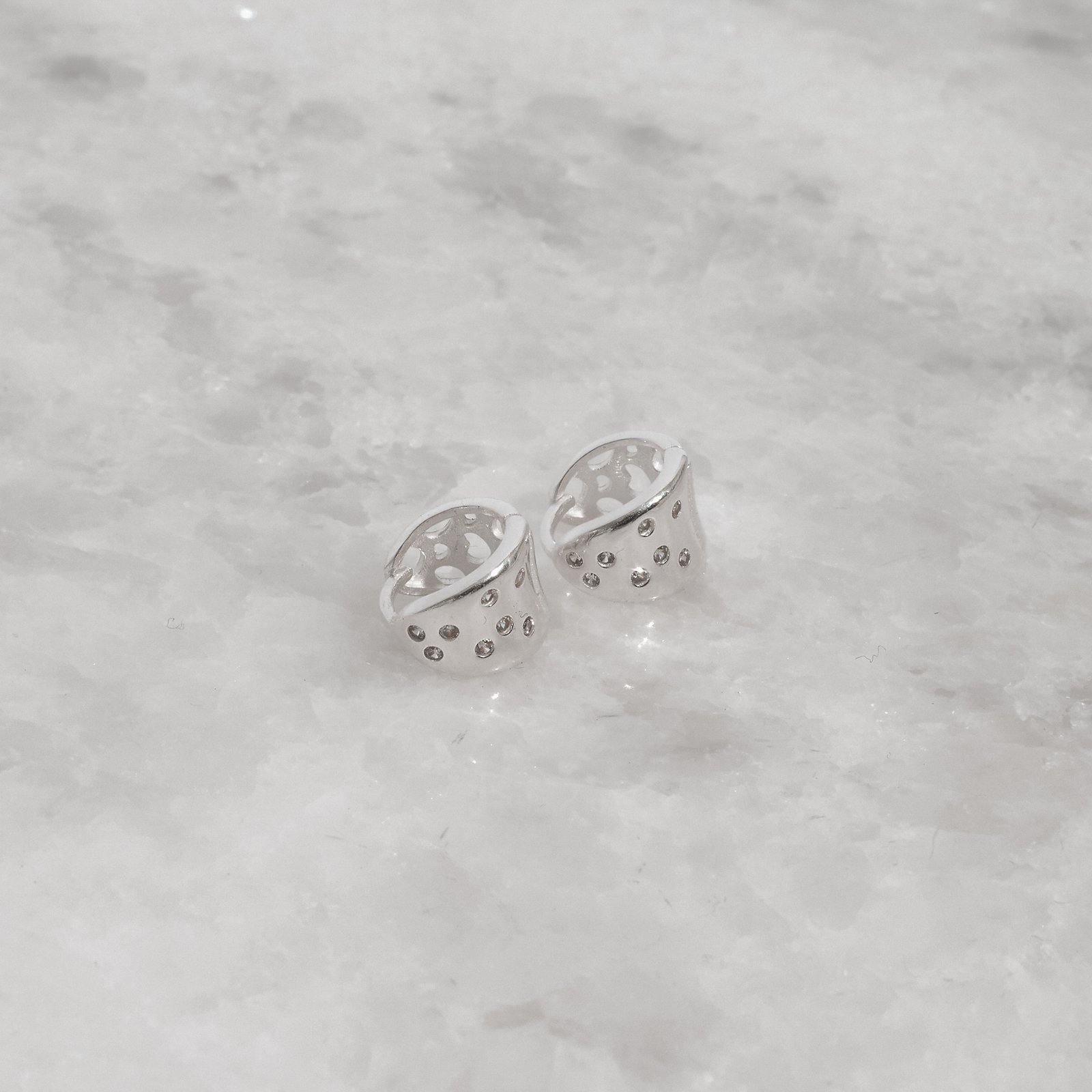 Argola click larga com zircônias 10mm detalhe corações vazados