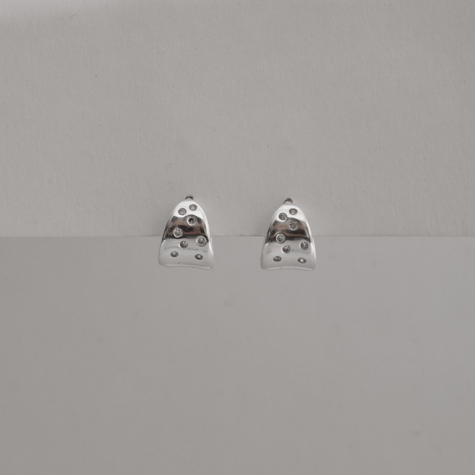Argola click larga com zircônias 10mm detalhe corações vazados