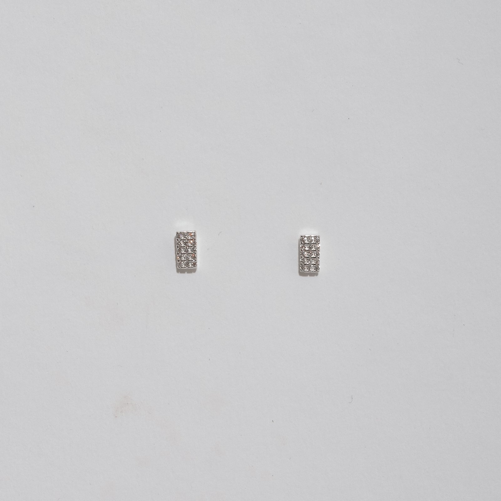 Brinco retângulo cravejado 6mm
