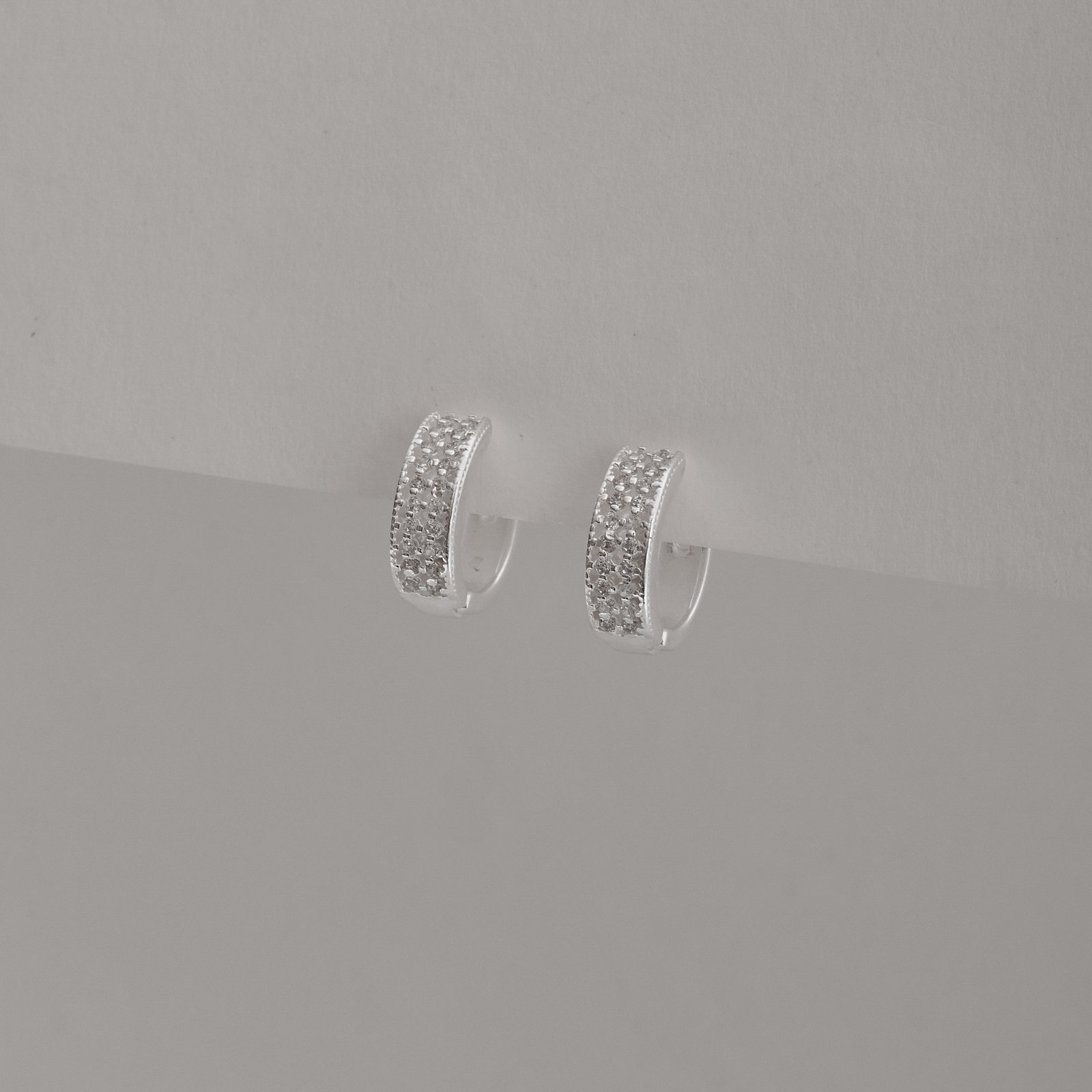 Argola click 13mm vazada cravejada