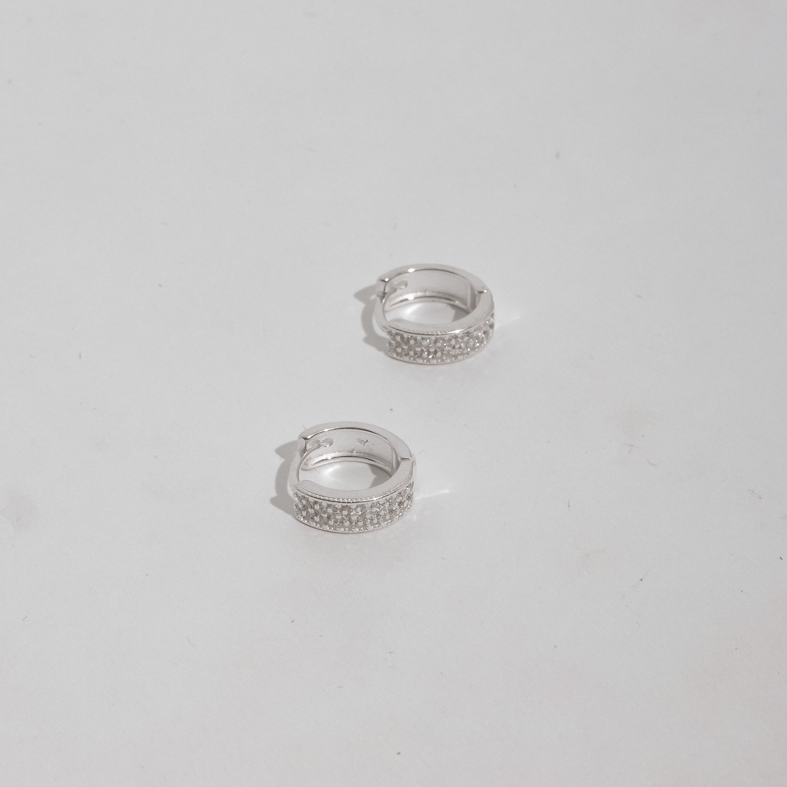 Argola click 13mm vazada cravejada