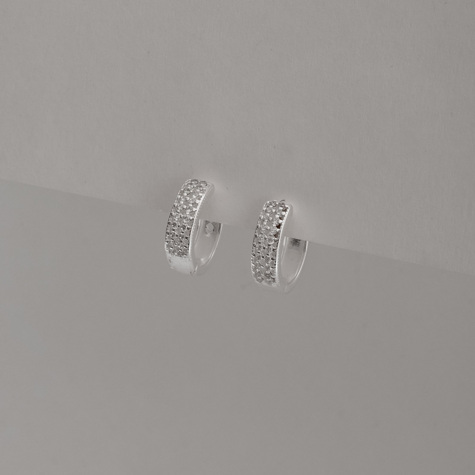 Argola click 15mm vazada cravejada