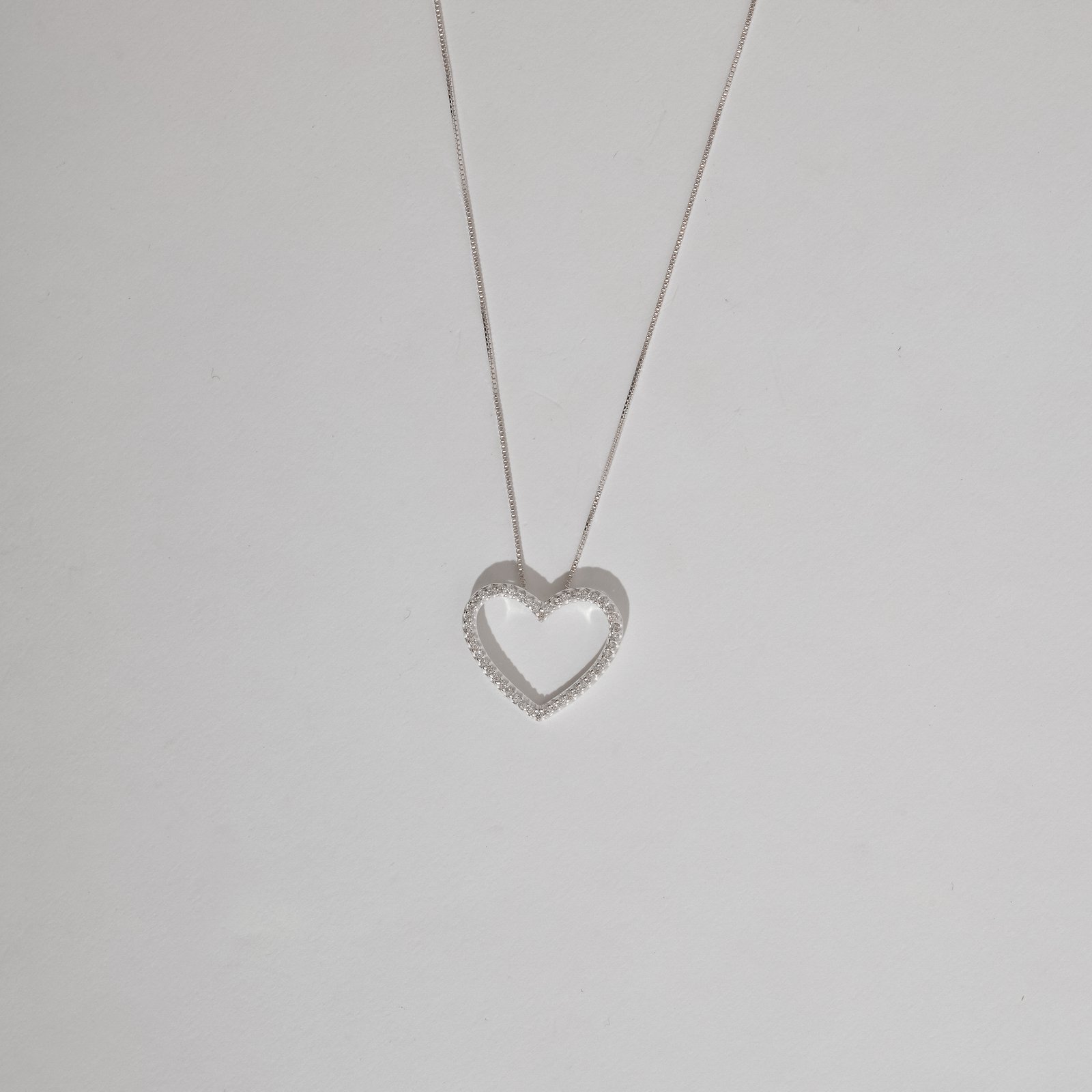 Colar coração vazado cravejado 23mm 45cm