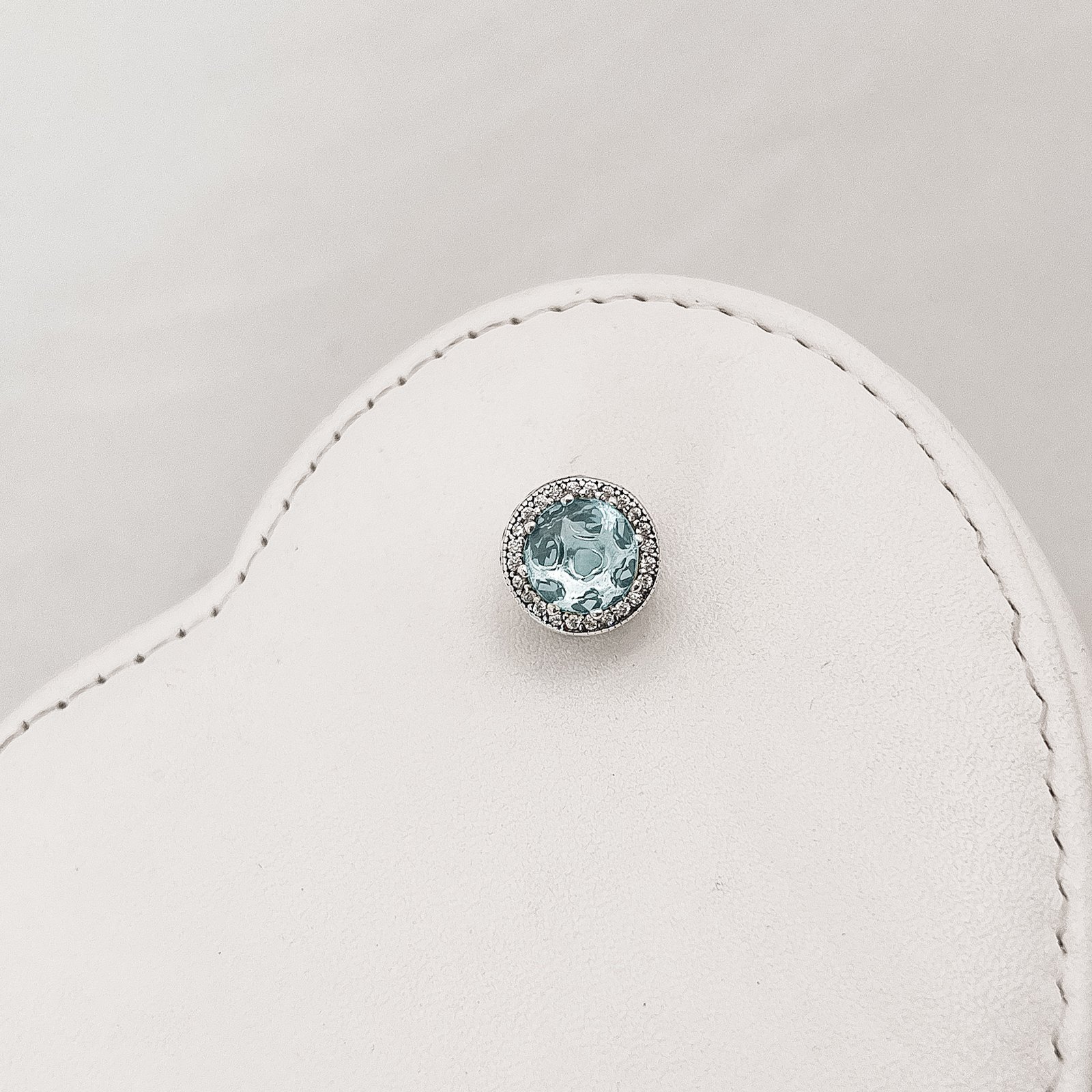Berloque separador zircônia azul com cravejado detalhe corações vazados 12mm envelhecido