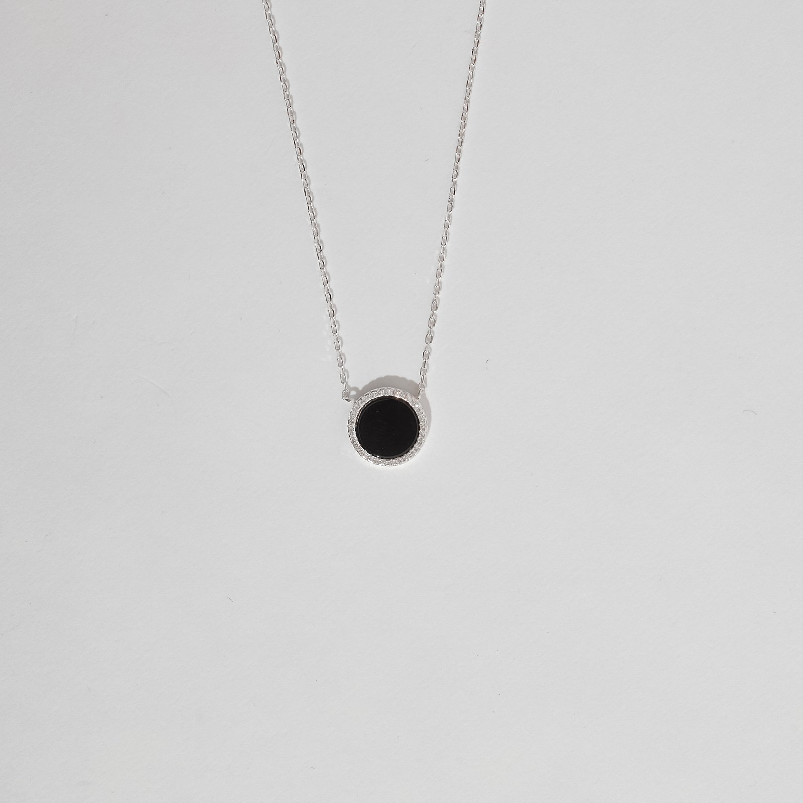 Colar círculo pedra ônix com cravejado 12mm corrente cadeado 45+5cm