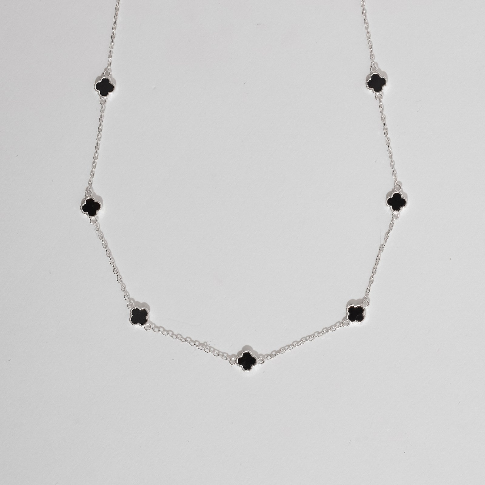 Colar entremeio trevos pedra ônix 6mm corrente cadeado 60+5cm