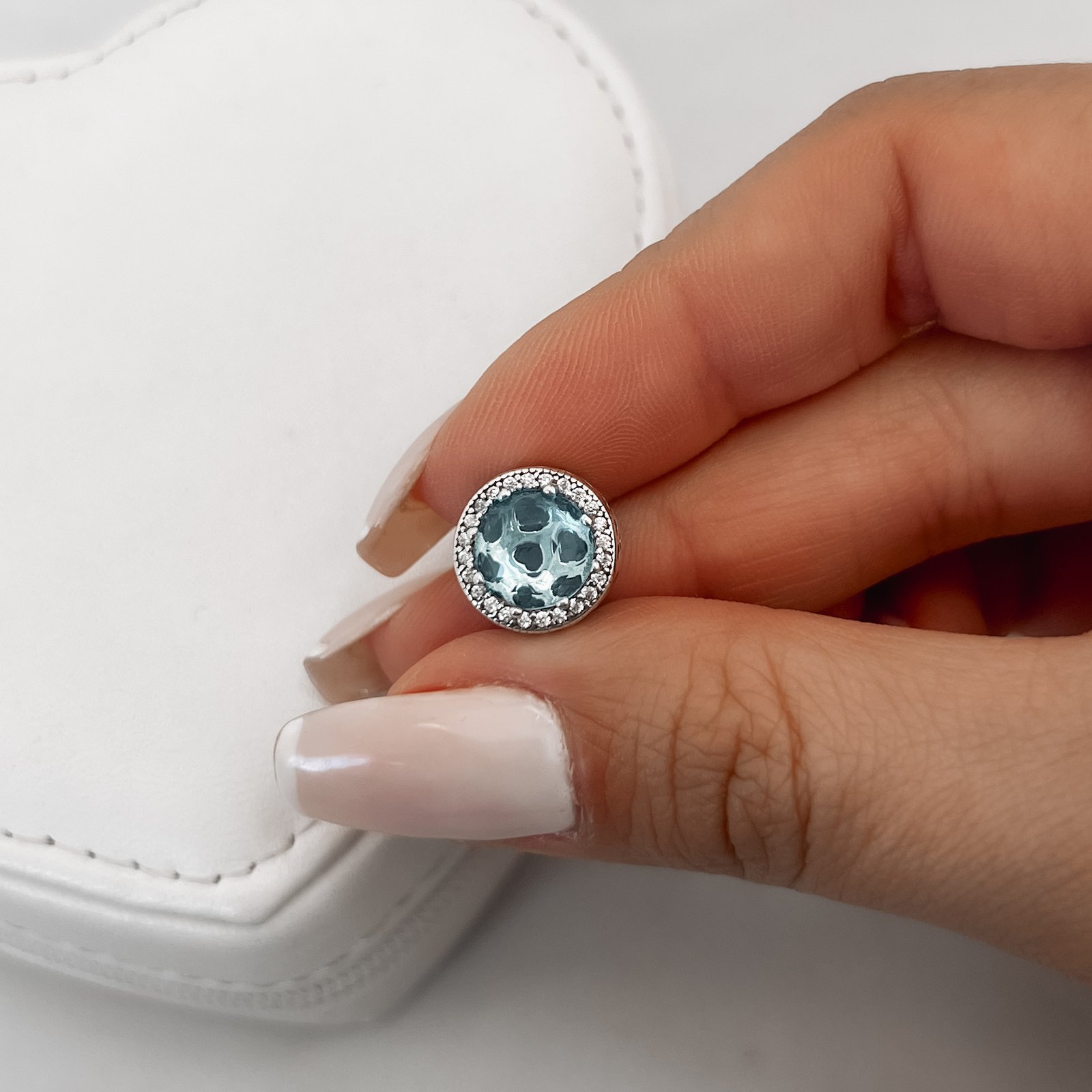 Berloque separador zircônia azul com cravejado detalhe corações vazados 12mm envelhecido