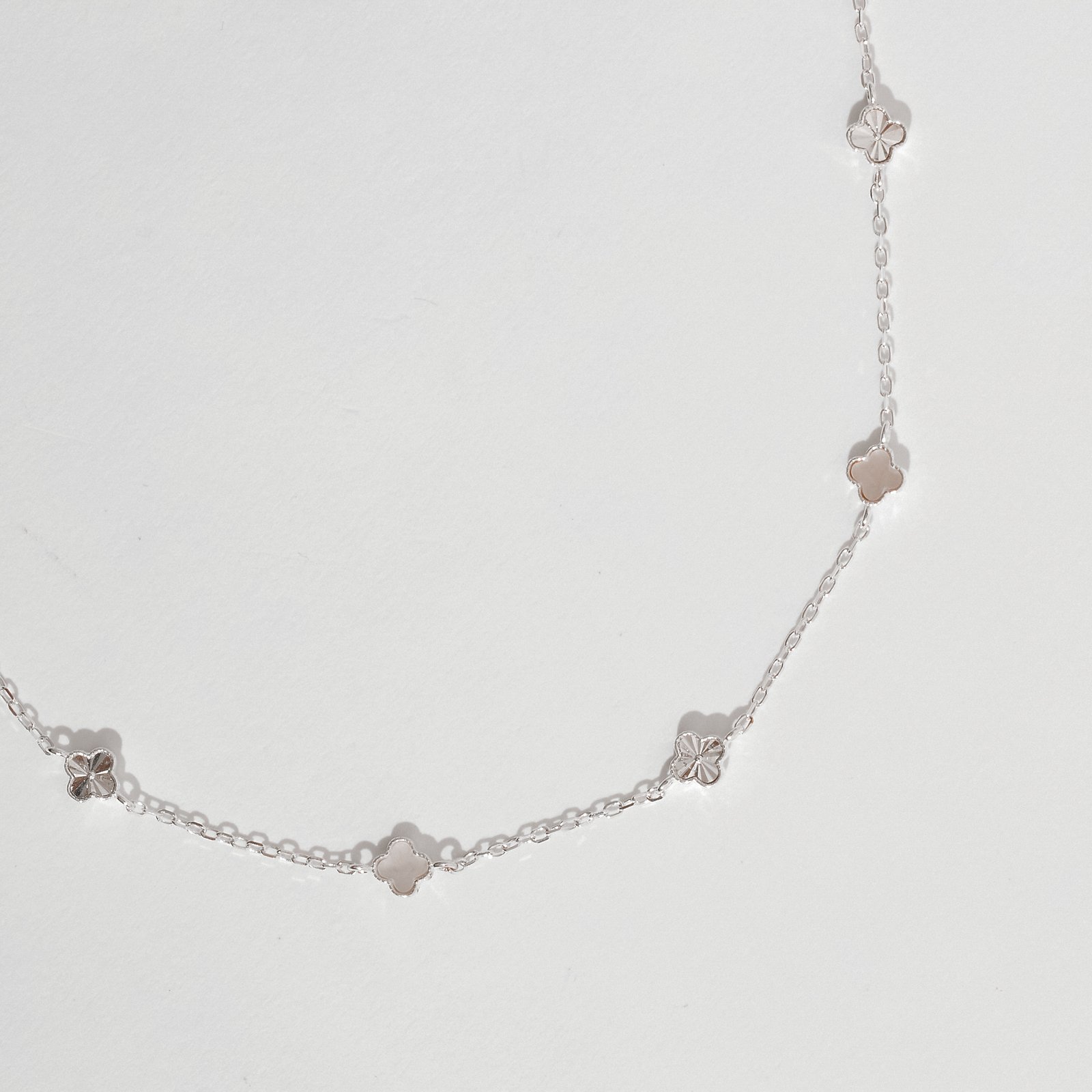 Colar entremeio trevos madrepérola e vinco 5mm corrente cadeado 60+5cm