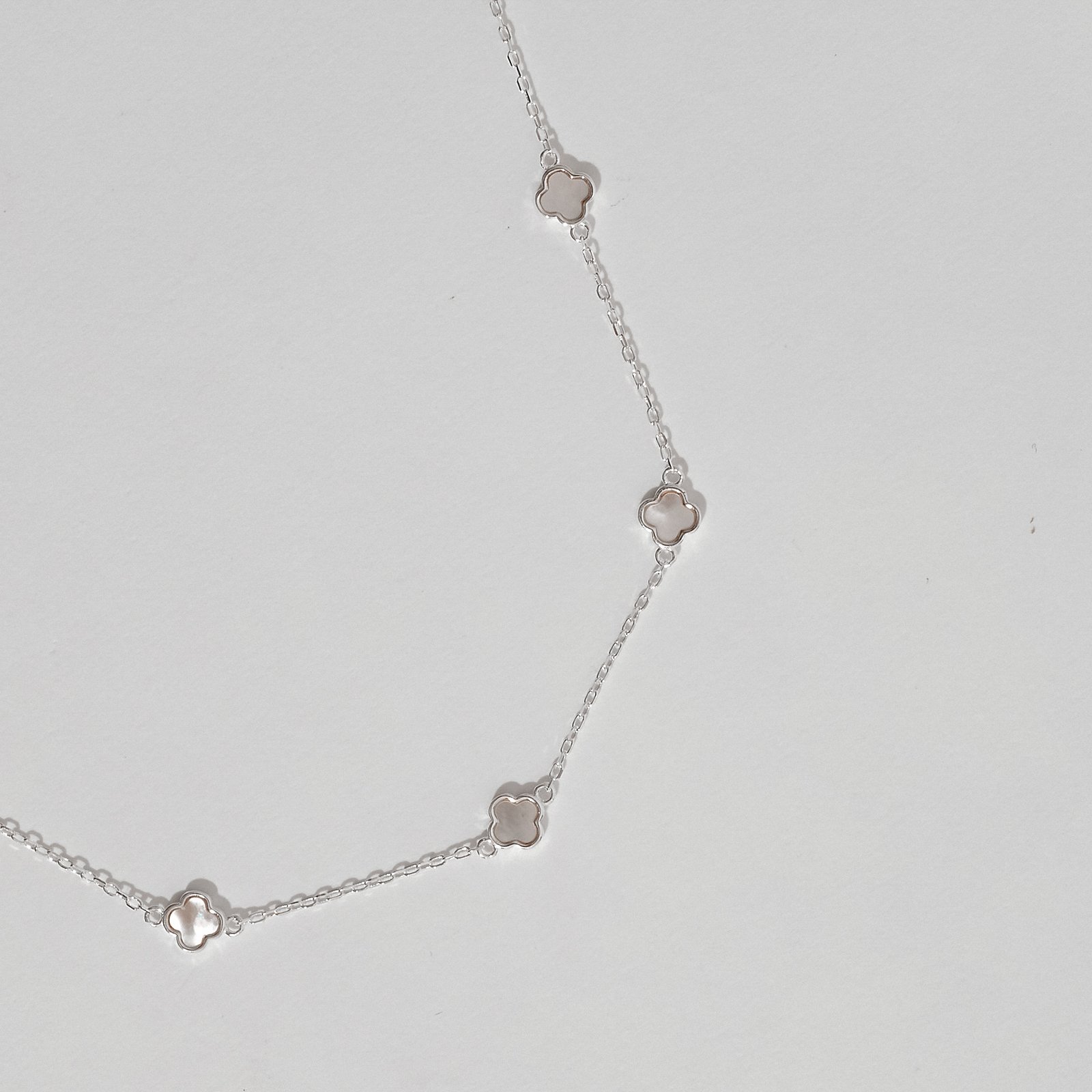 Colar entremeio trevos madrepérola 6mm corrente cadeado 45+5cm