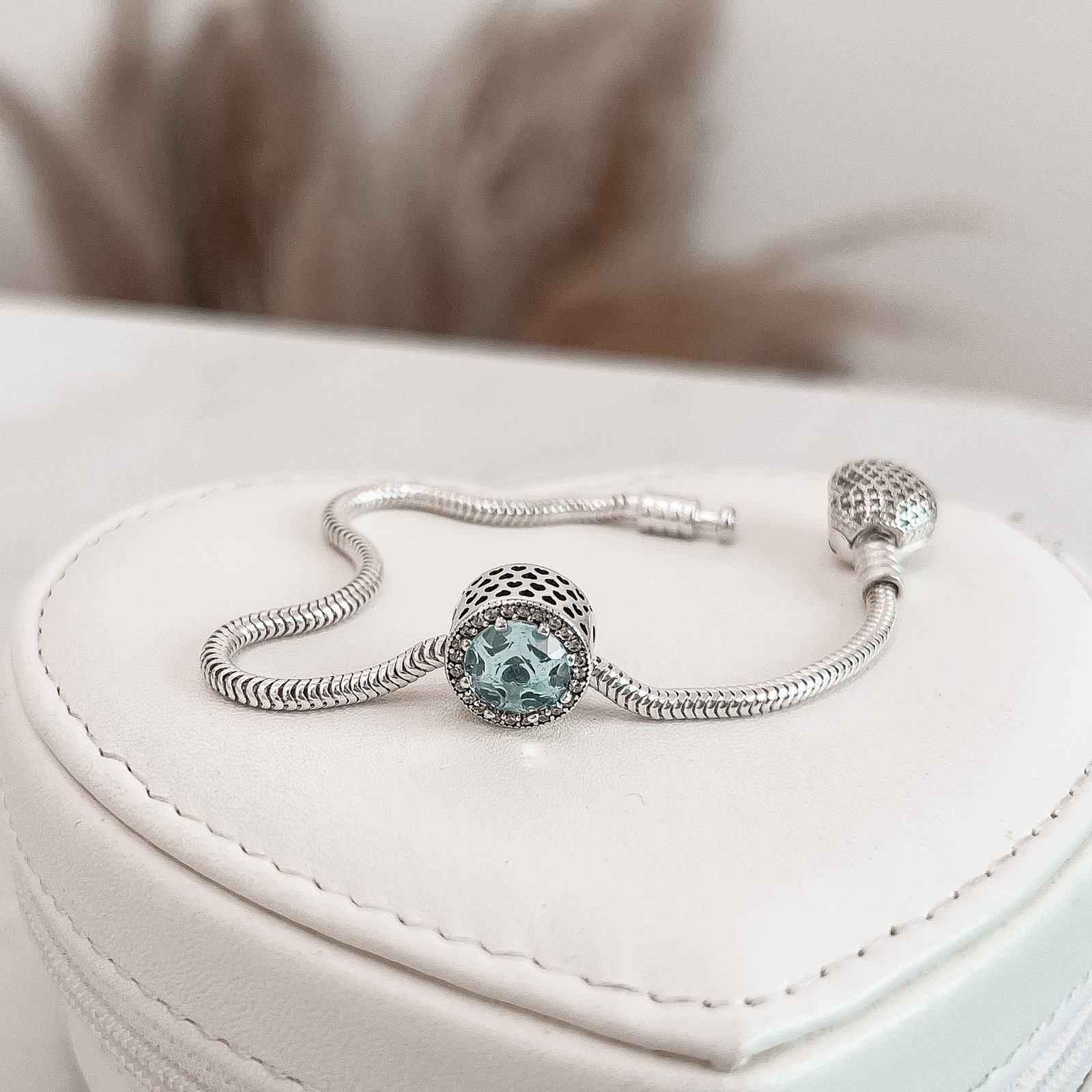 Berloque separador zircônia azul com cravejado detalhe corações vazados 12mm envelhecido
