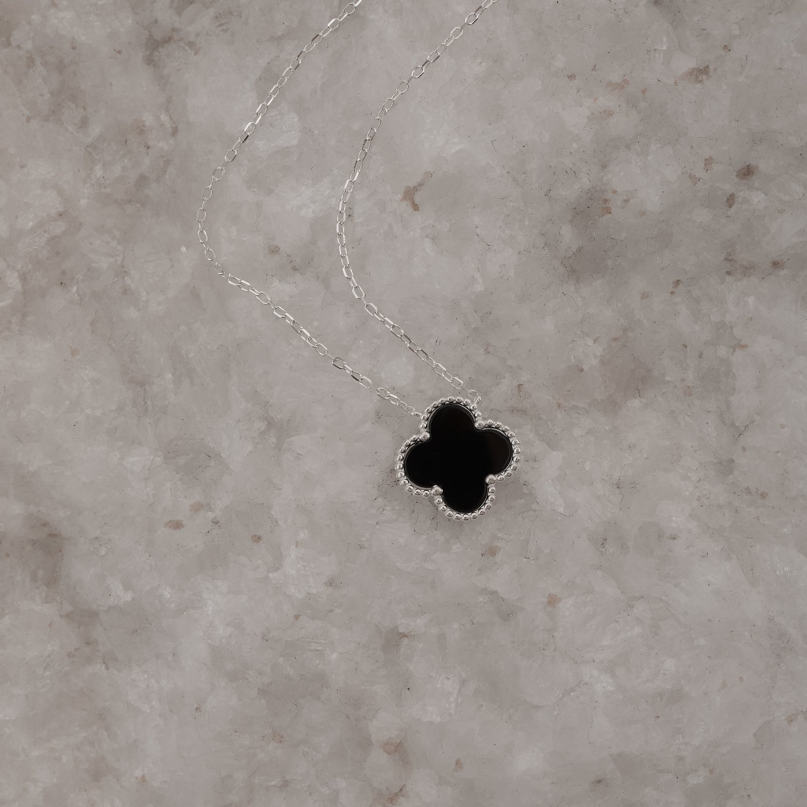 Colar trevo pedra ônix com bolinhas 14mm corrente cadeado 45+5cm
