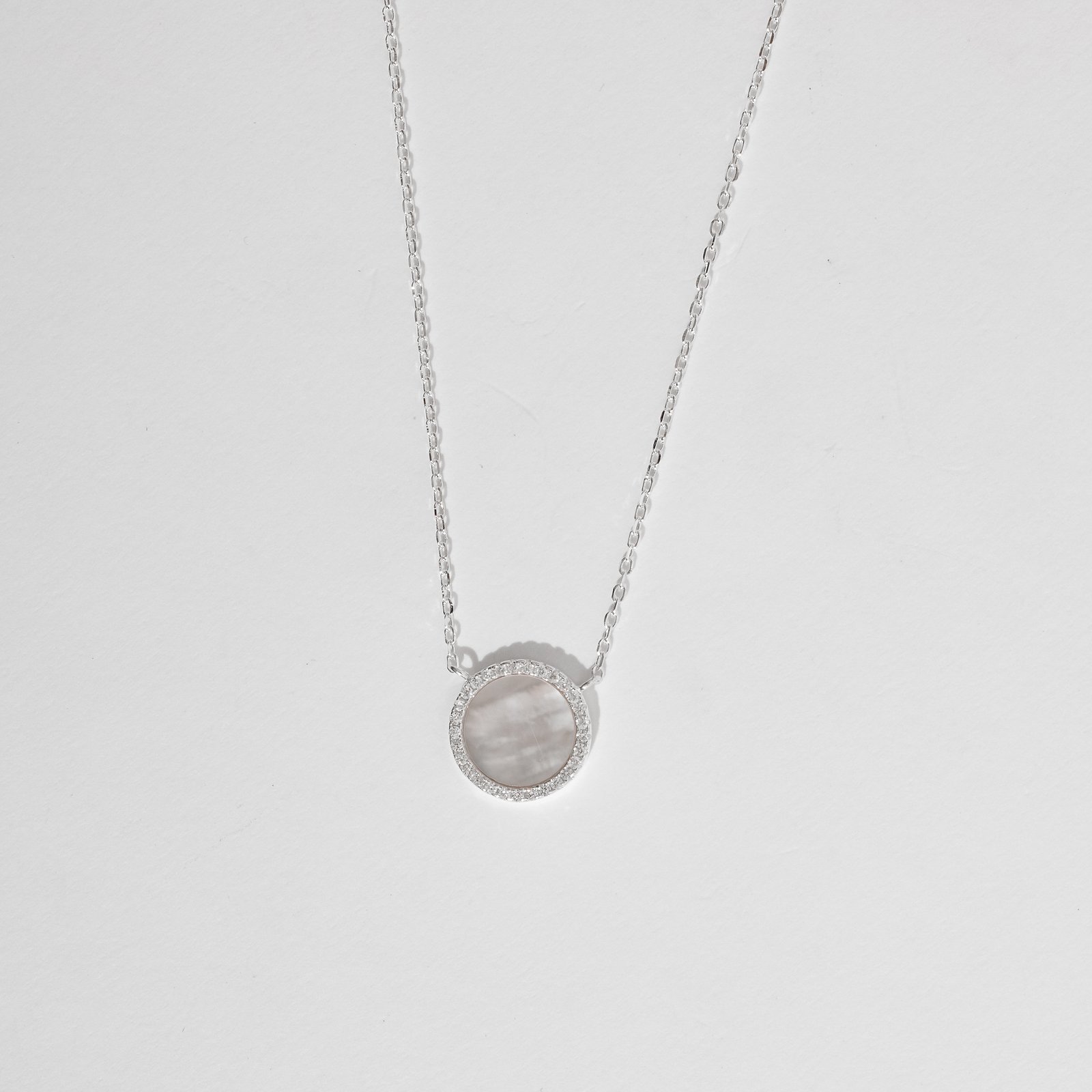 Colar círculo madrepérola com cravejado 12mm corrente cadeado 45+5cm