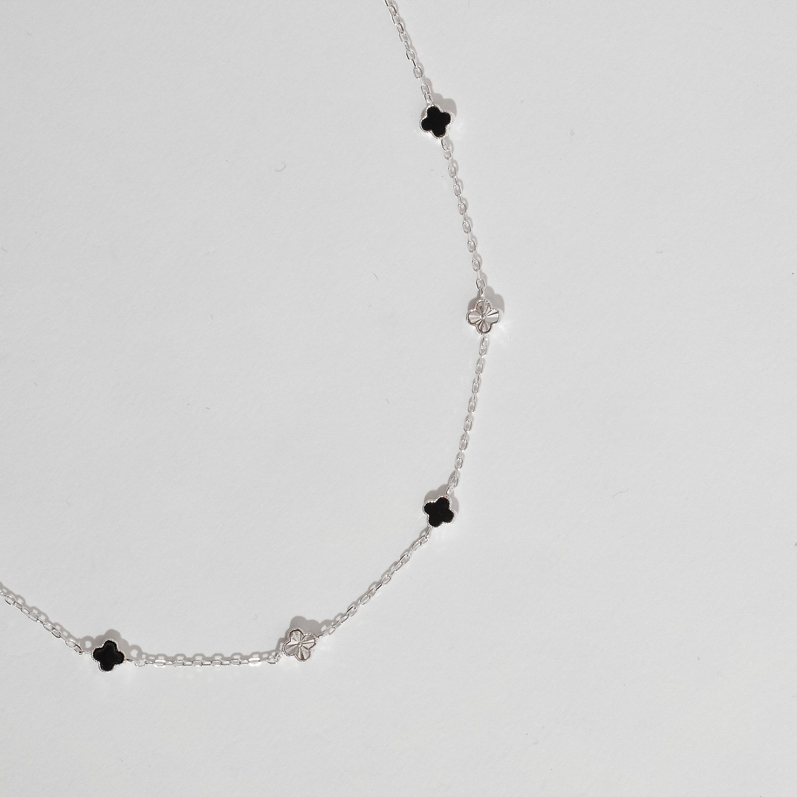 Colar entremeio trevos pedra ônix e vinco 5mm corrente cadeado 45+5cm