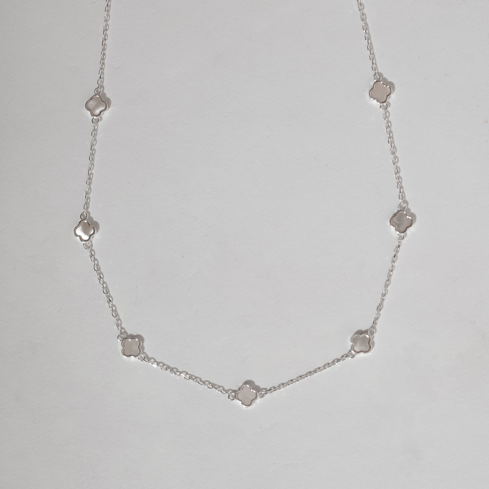 Colar entremeio trevos madrepérola 6mm corrente cadeado 60+5cm