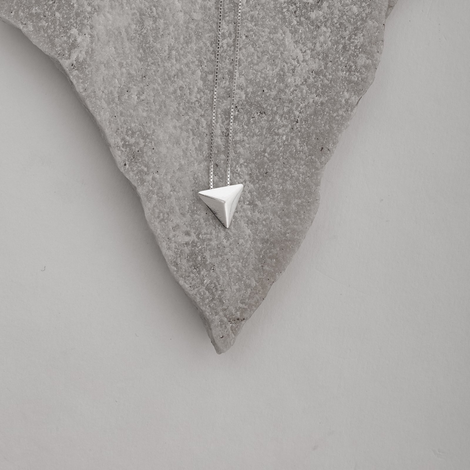 Colar triângulo invertido 9mm 45cm