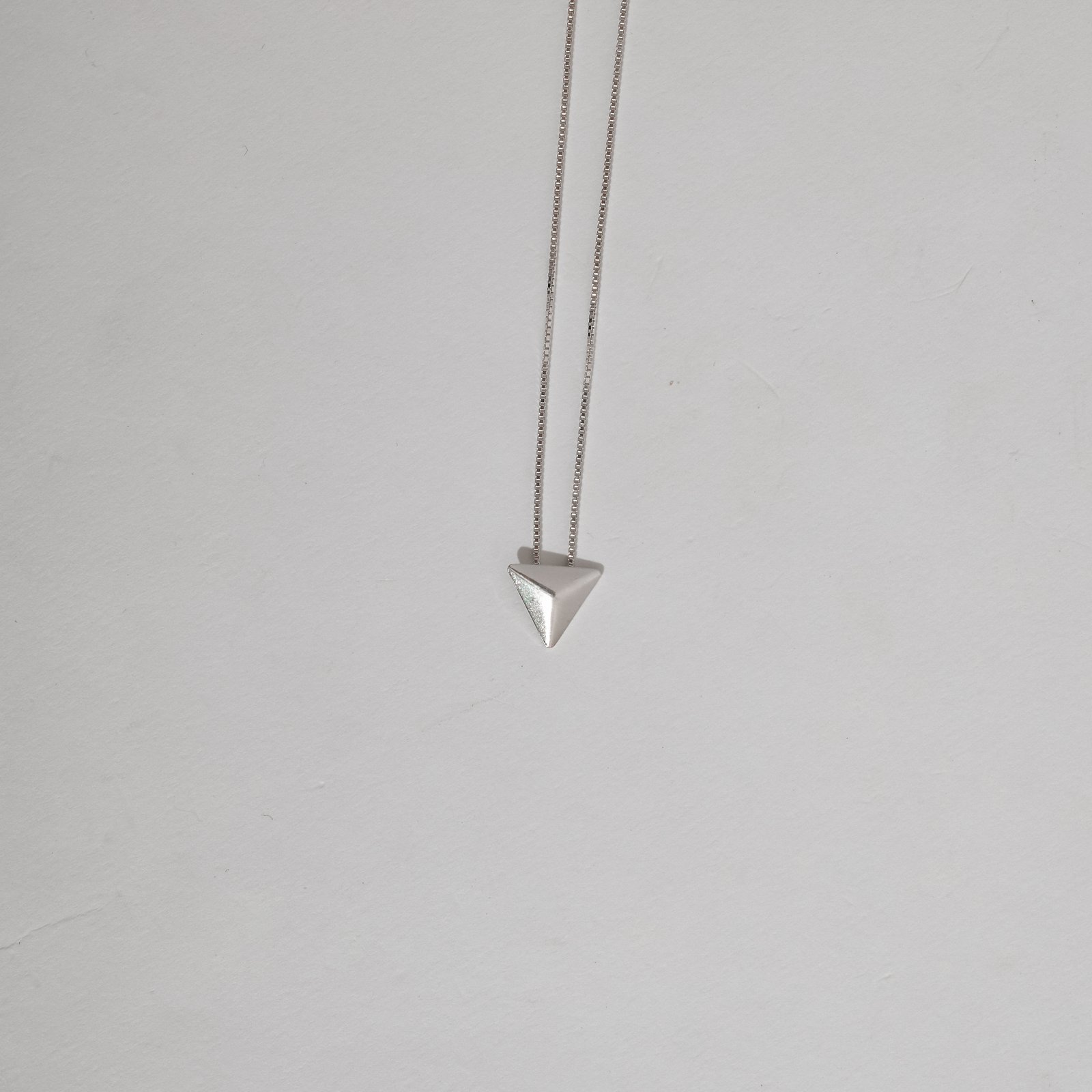 Colar triângulo invertido 9mm 45cm
