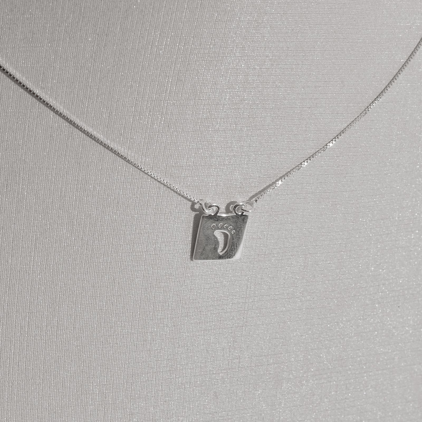 Escapulário placas pé e coração vazado v12 60cm