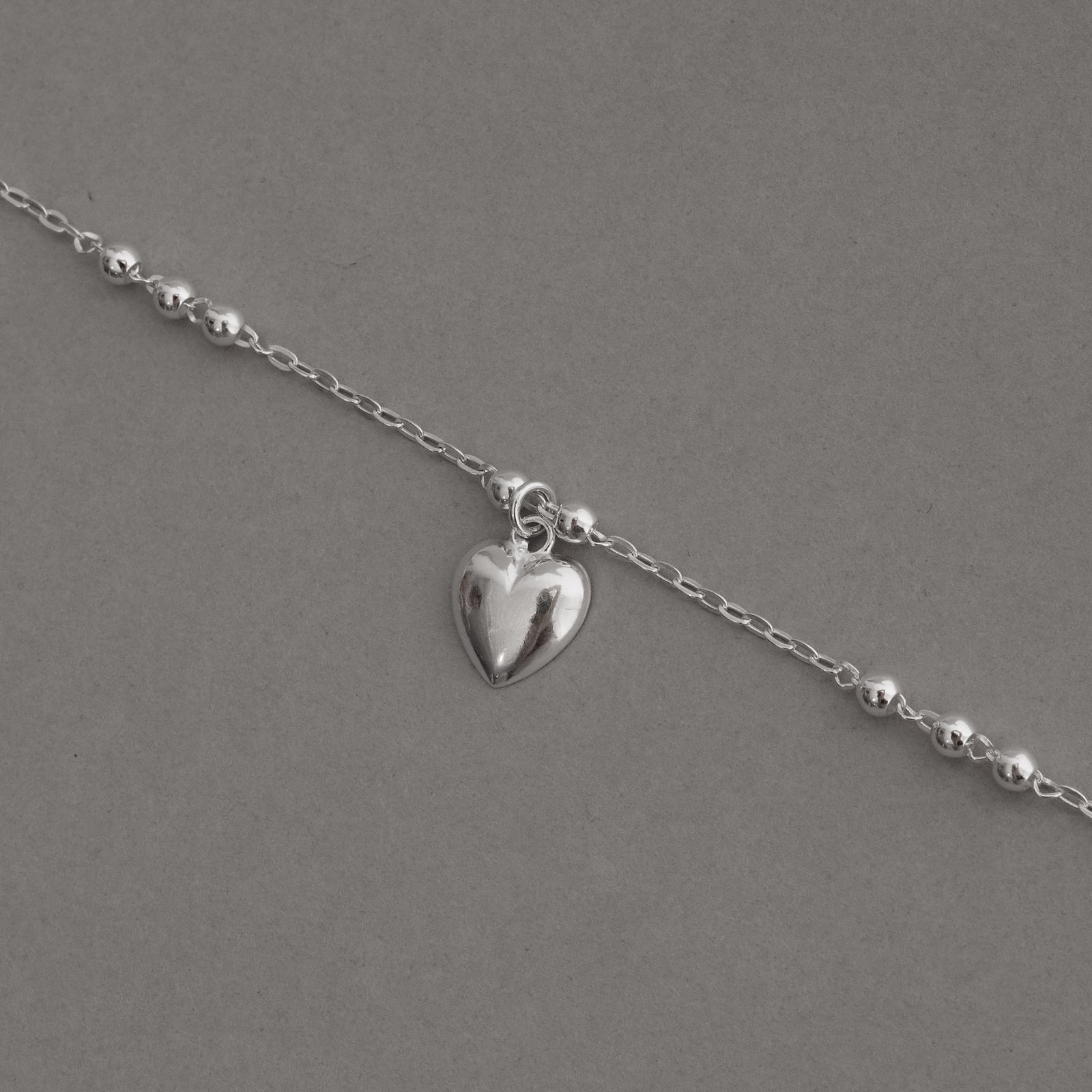 Pulseira entremeio bolas com pingente coração 9mm 18+3cm