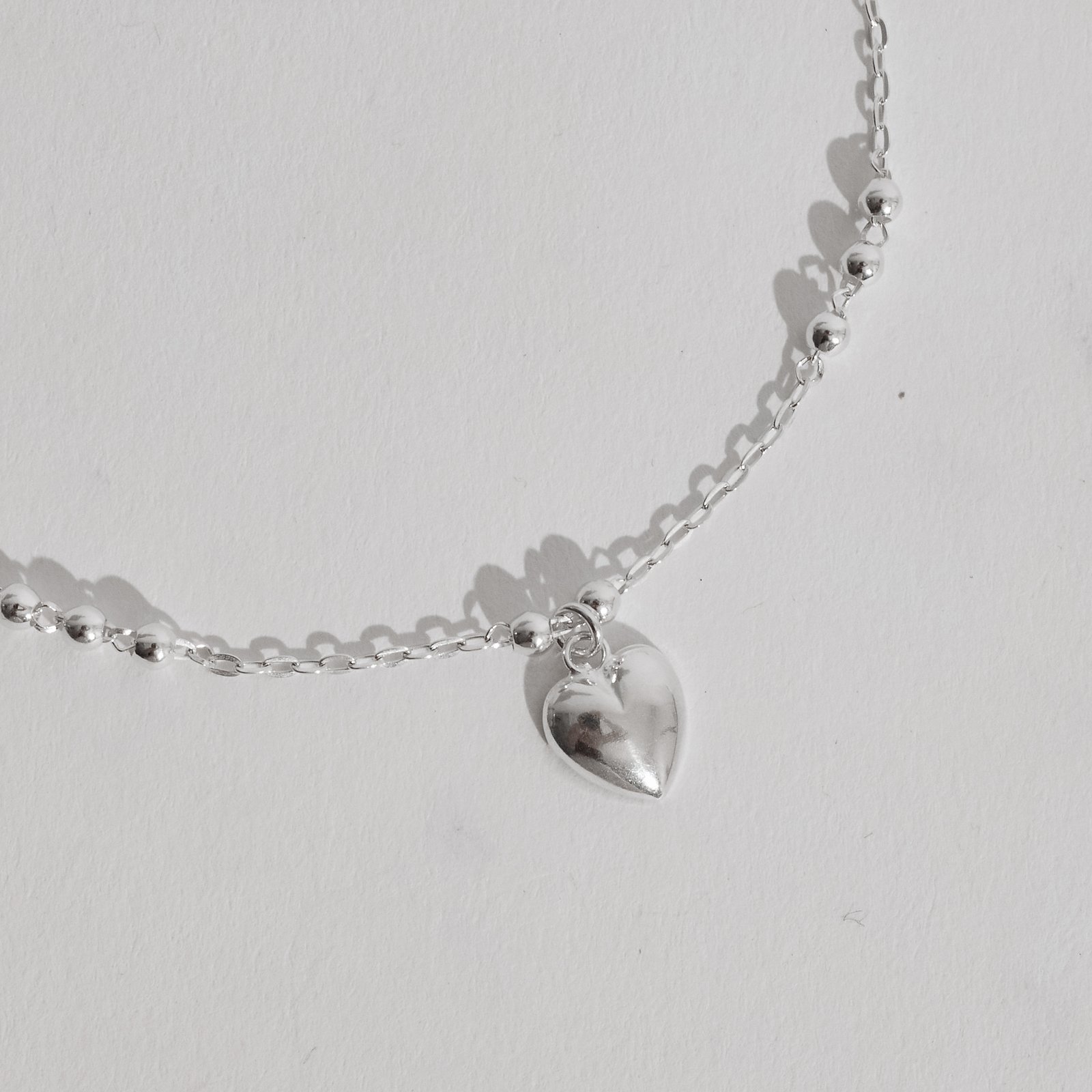 Pulseira entremeio bolas com pingente coração 9mm 18+3cm