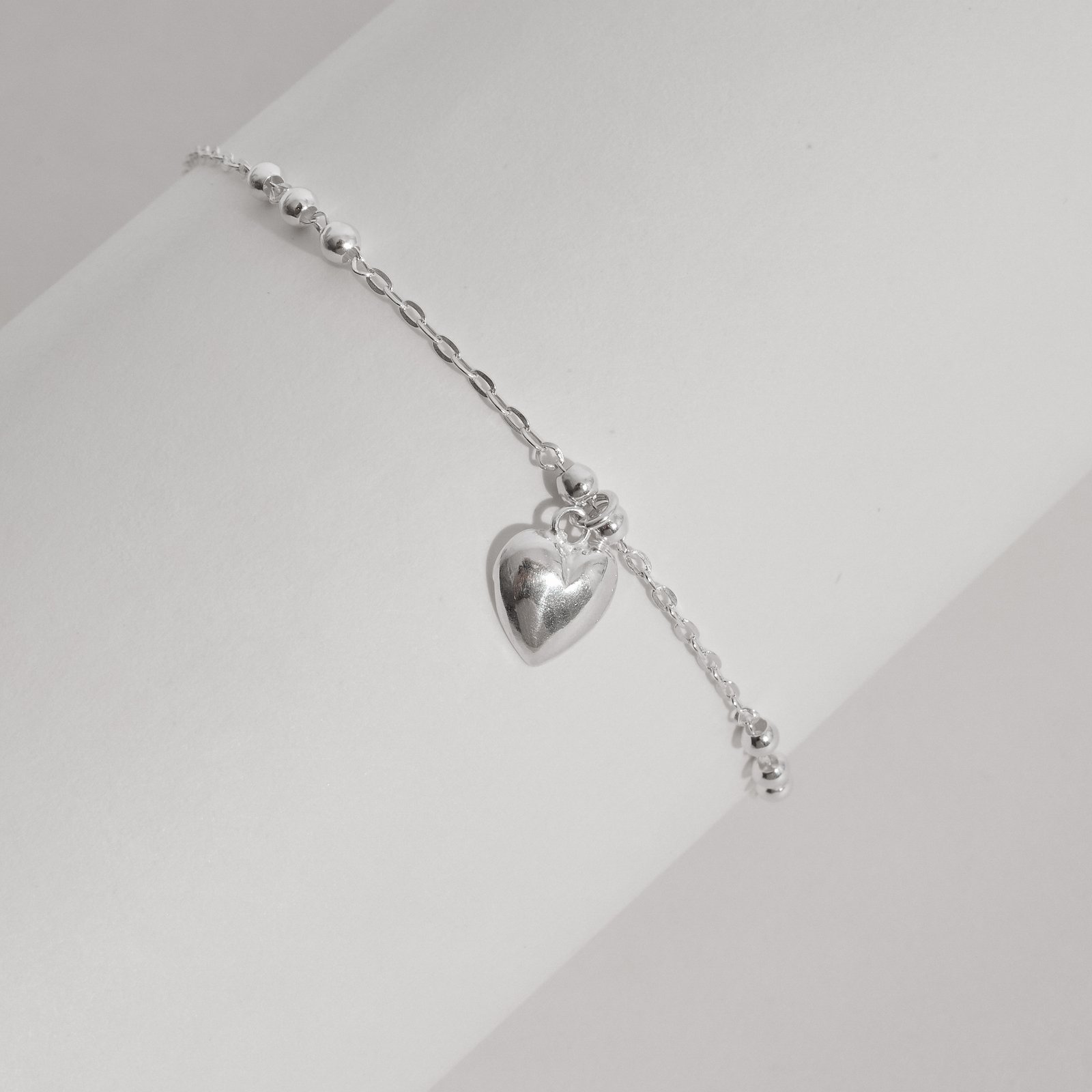 Pulseira entremeio bolas com pingente coração 9mm 18+3cm