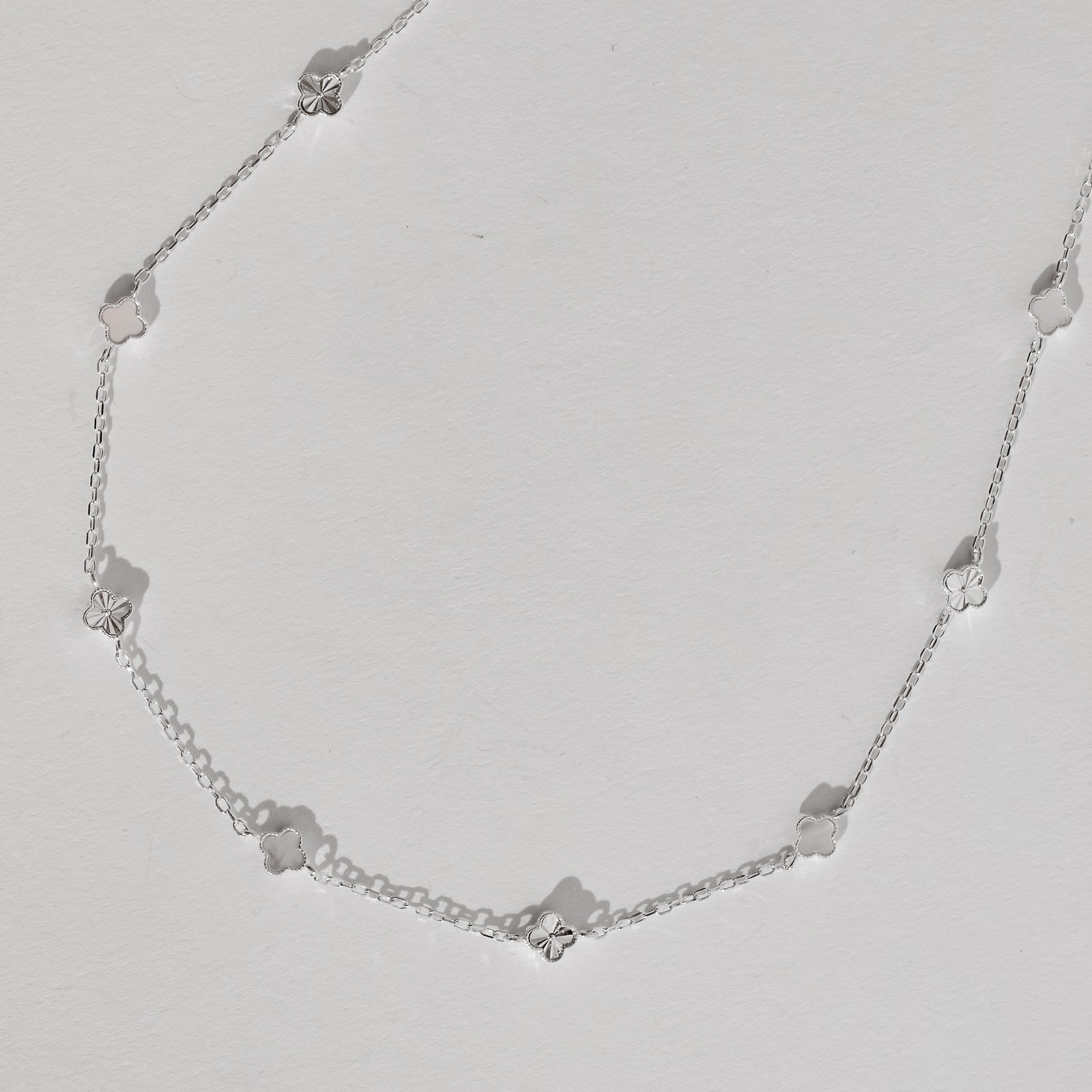Colar entremeio trevos madrepérola e vinco 5mm corrente cadeado 45+5cm