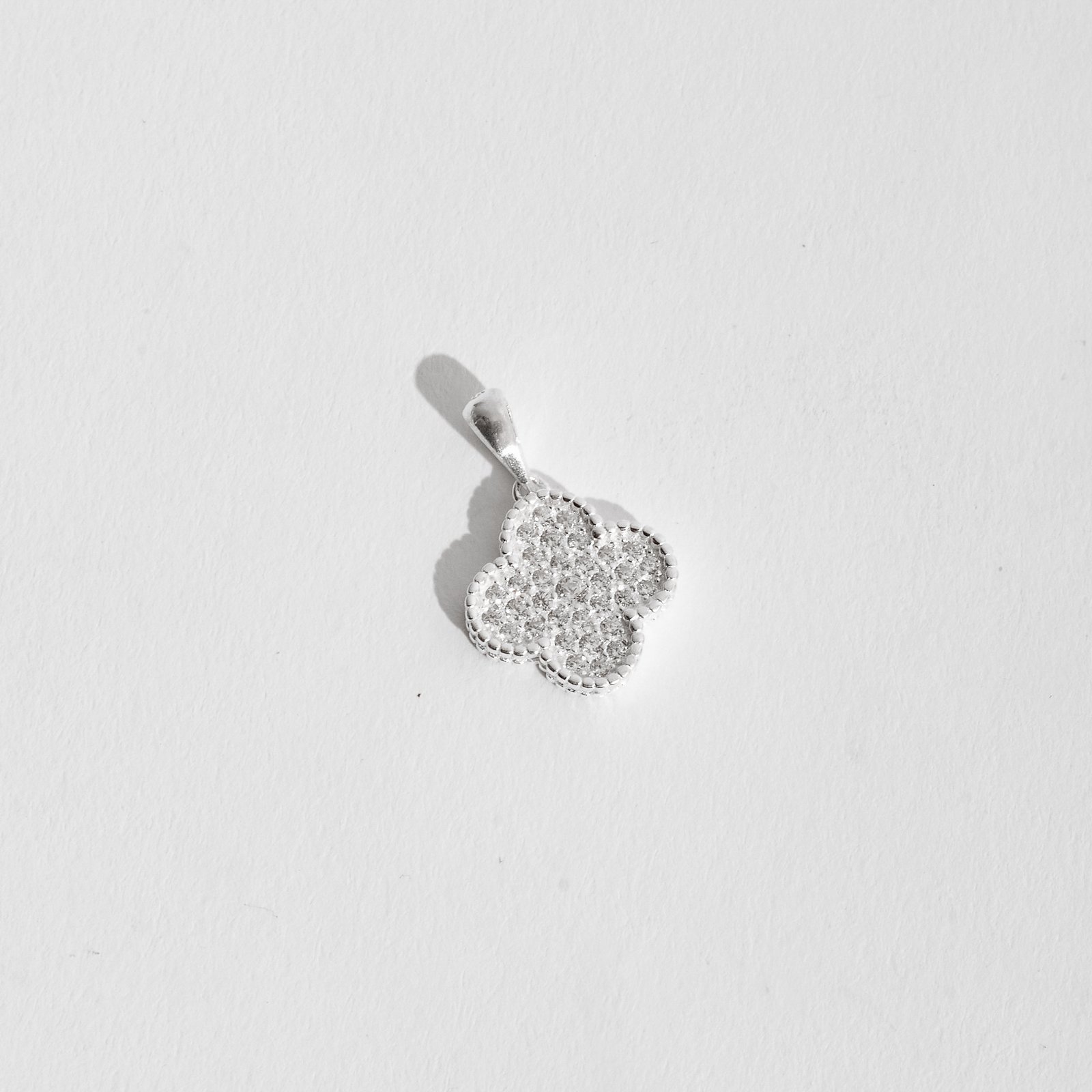 Pingente trevo cravejado 15mm