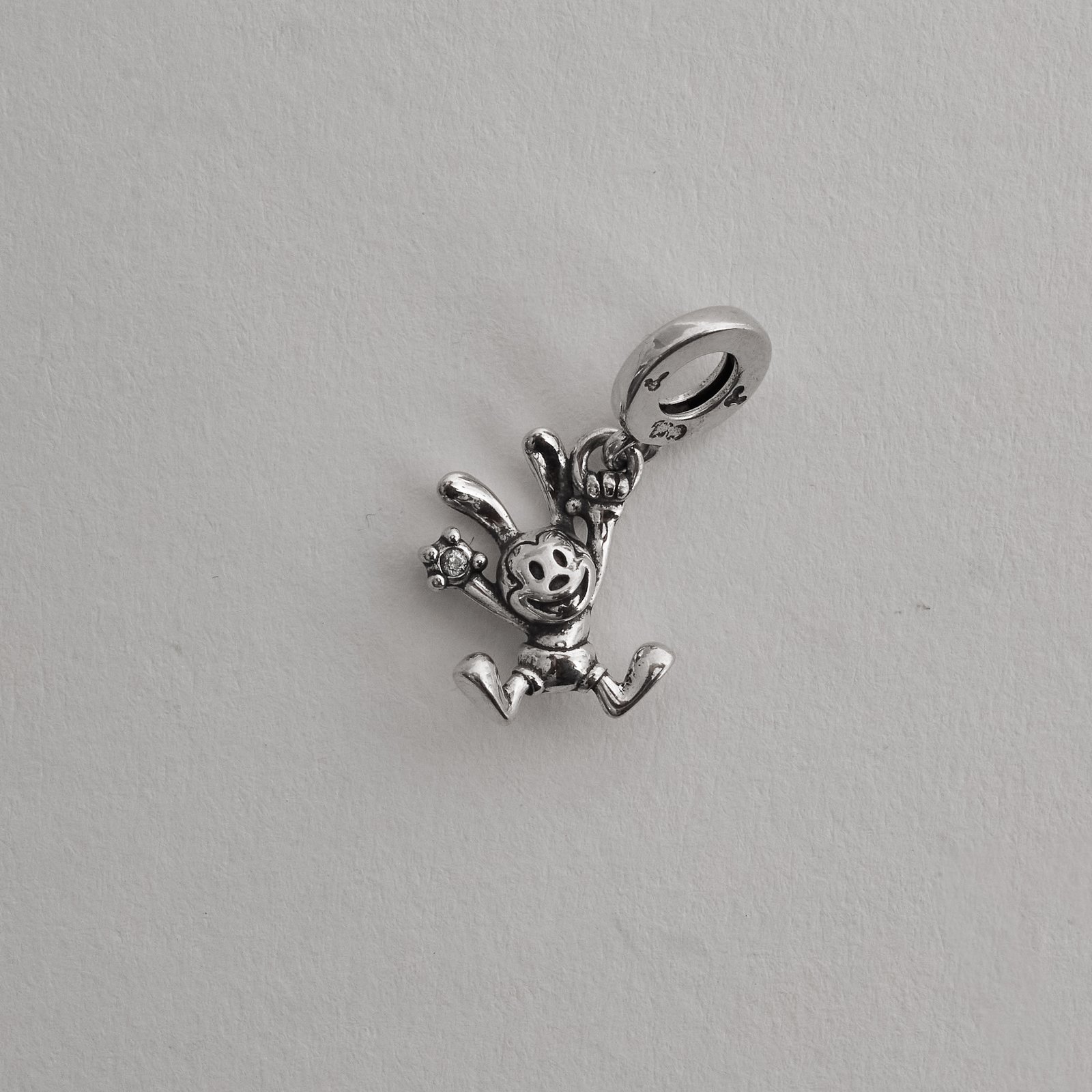 Berloque pingente Oswald detalhe zircônia 15mm envelhecido