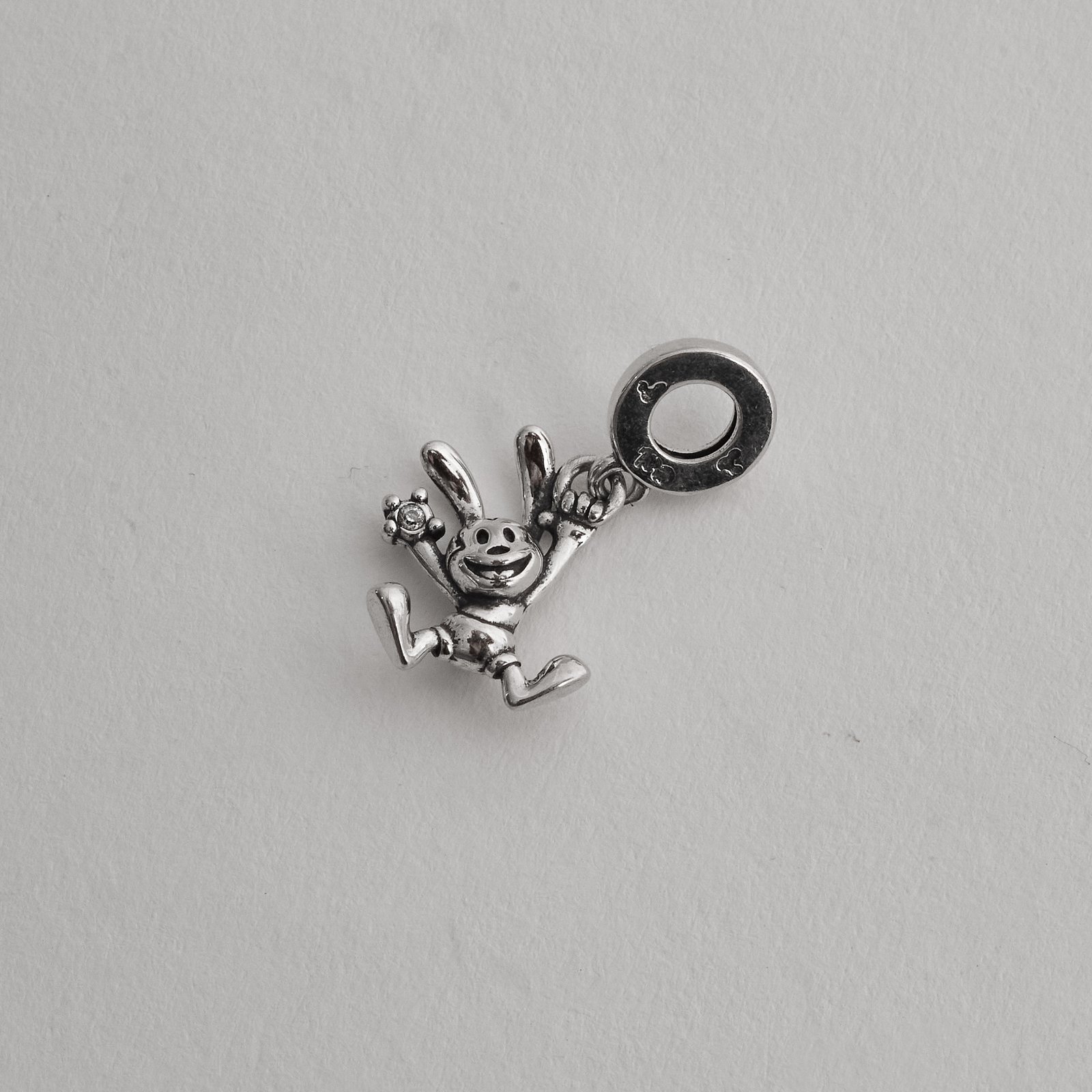 Berloque pingente Oswald detalhe zircônia 15mm envelhecido