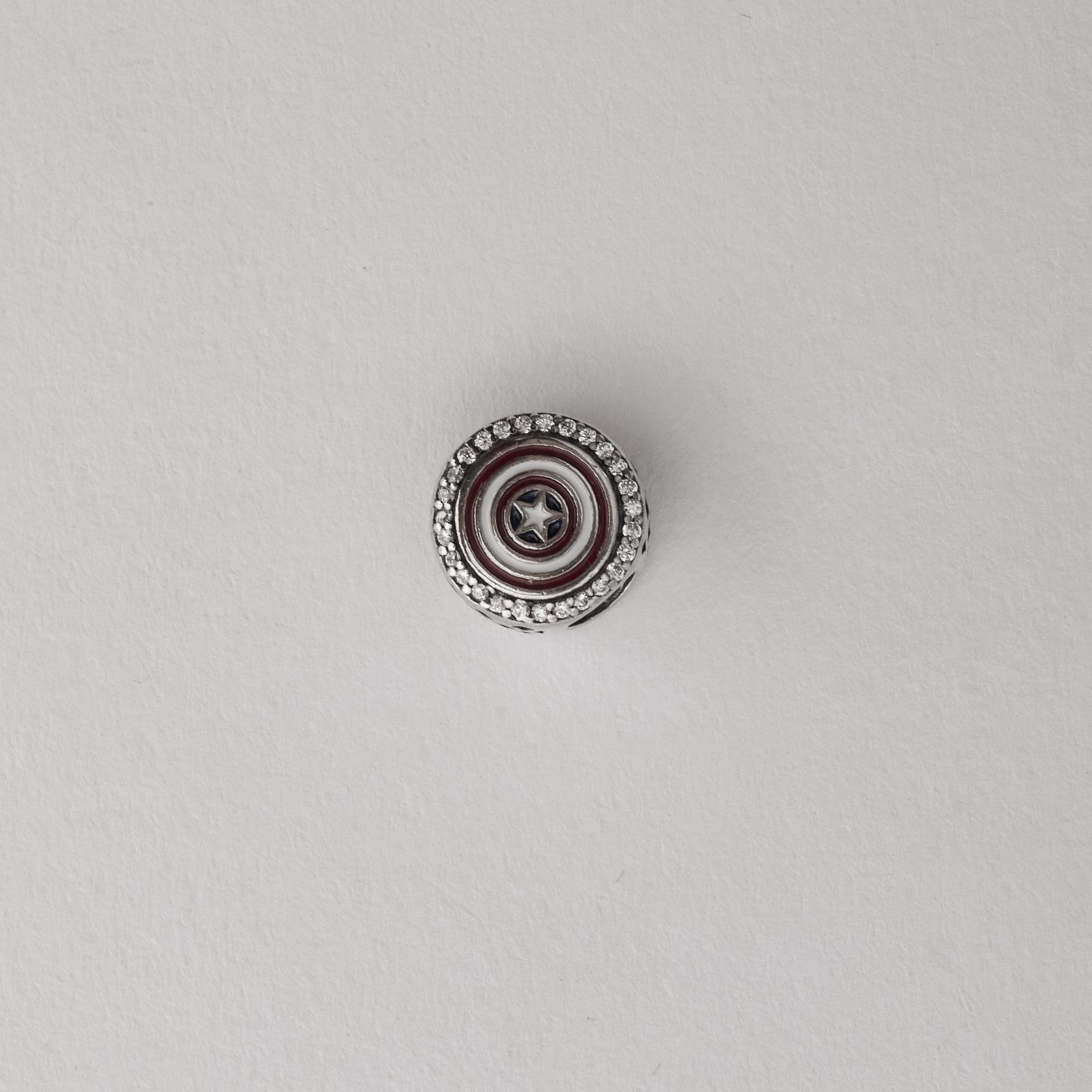 Berloque separador escudo Capitão América com cravejado resina 12mm envelhecido