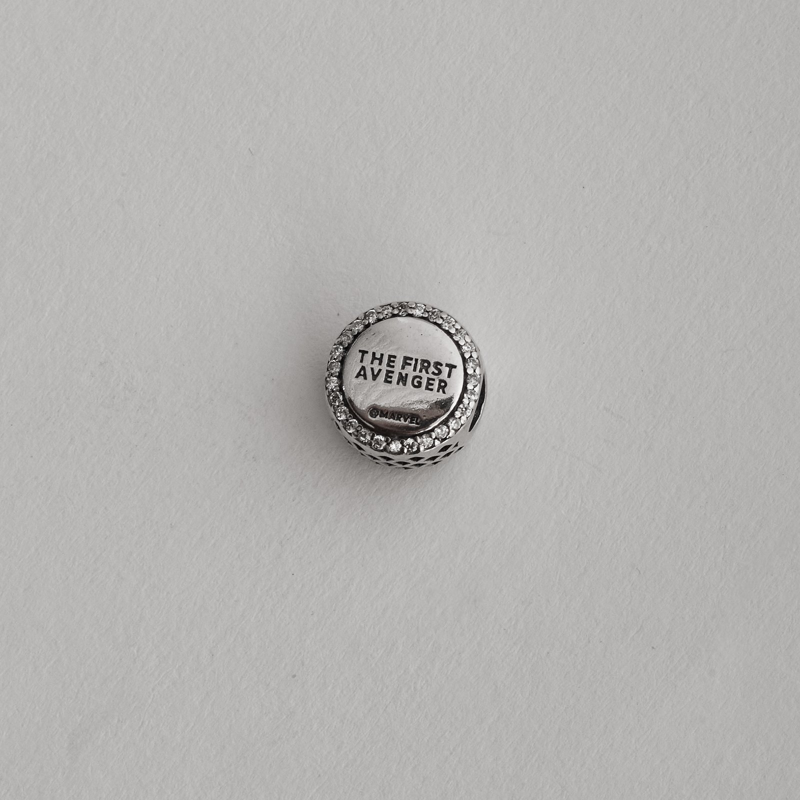 Berloque separador escudo Capitão América com cravejado resina 12mm envelhecido