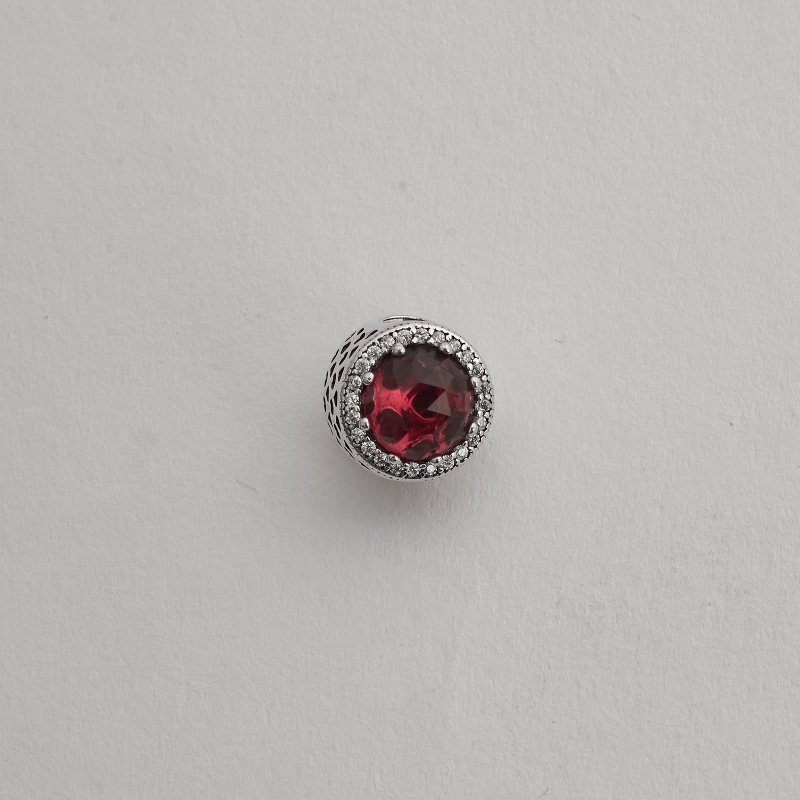 Berloque separador zircônia cereja com cravejado detalhe corações vazados 12mm envelhecido