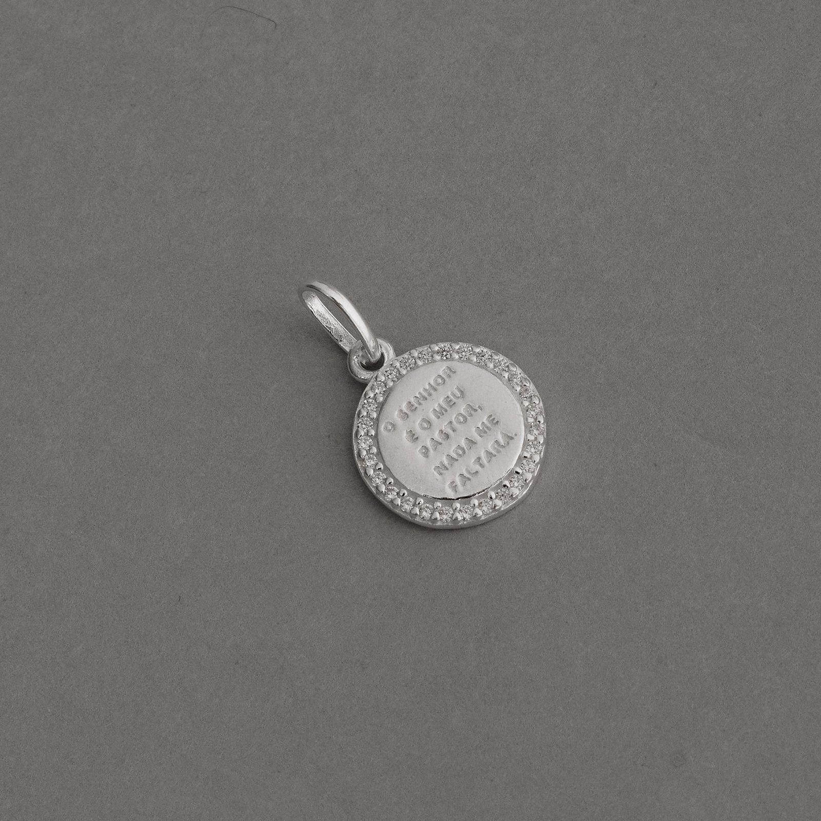 Pingente medalha Salmo 23:1 cravejado 12mm